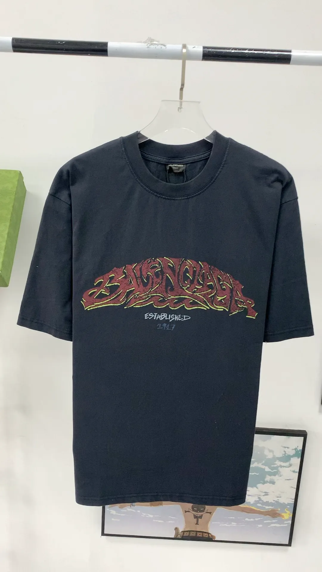 Frontal real shot video————The top tested version Balenciaga 24SS flame graffiti letter distressed printed short-sleeved T-shirt. The fabric is made of 240 grams of smooth pure cotton double yarn. It is high in weight and is still cool and comfortable to wear. Balenciaga 23SS flame graffiti letter LOGO short-sleeved T-shirt! You must not miss the explosive power of this fashion! This T-shirt is really too stylish. The letter LOGO and flame graffiti are perfectly integrated together, igniting the passion for fashion! Not only It can show your personality and add a bit of rebellious and flamboyant attitude to your overall look! Whether you are a street fashionista or a fairy who pursues fashion taste, this short-sleeved T-shirt can make you look cool in a different way! Moreover, its design and tailoring are very fitting, and the comfort cannot be ignored!” This T-shirt has long become the new darling of the fashion circle. Many stars and celebrities have fallen in love with it. Just search on Instagram and you will find countless fashionistas showing off this hot item! "Journey of Flame" makes itself the focus of street fashion and attracts everyone's attention! Thermoset ink printing uses chemical ink as pigment and requires high temperature drying to solidify the ink onto the fabric for a unique aged effect‼ ️ 🤩Made of custom-woven pure cotton fabric, it is close-fitting and comfortable, and has a first-class feel! The loose fit creates an oversize silhouette, and the small neckline design is very slim, and is more popular among young men and women 🙋🏻‍♀️! The ribbed round neck and retro plain fabric mid-cut design create a unique style and charm! The upper body shape is not flattering, and it can be worn with a couple outfit! Color: distressed pink, washed black, size S～XL p:270