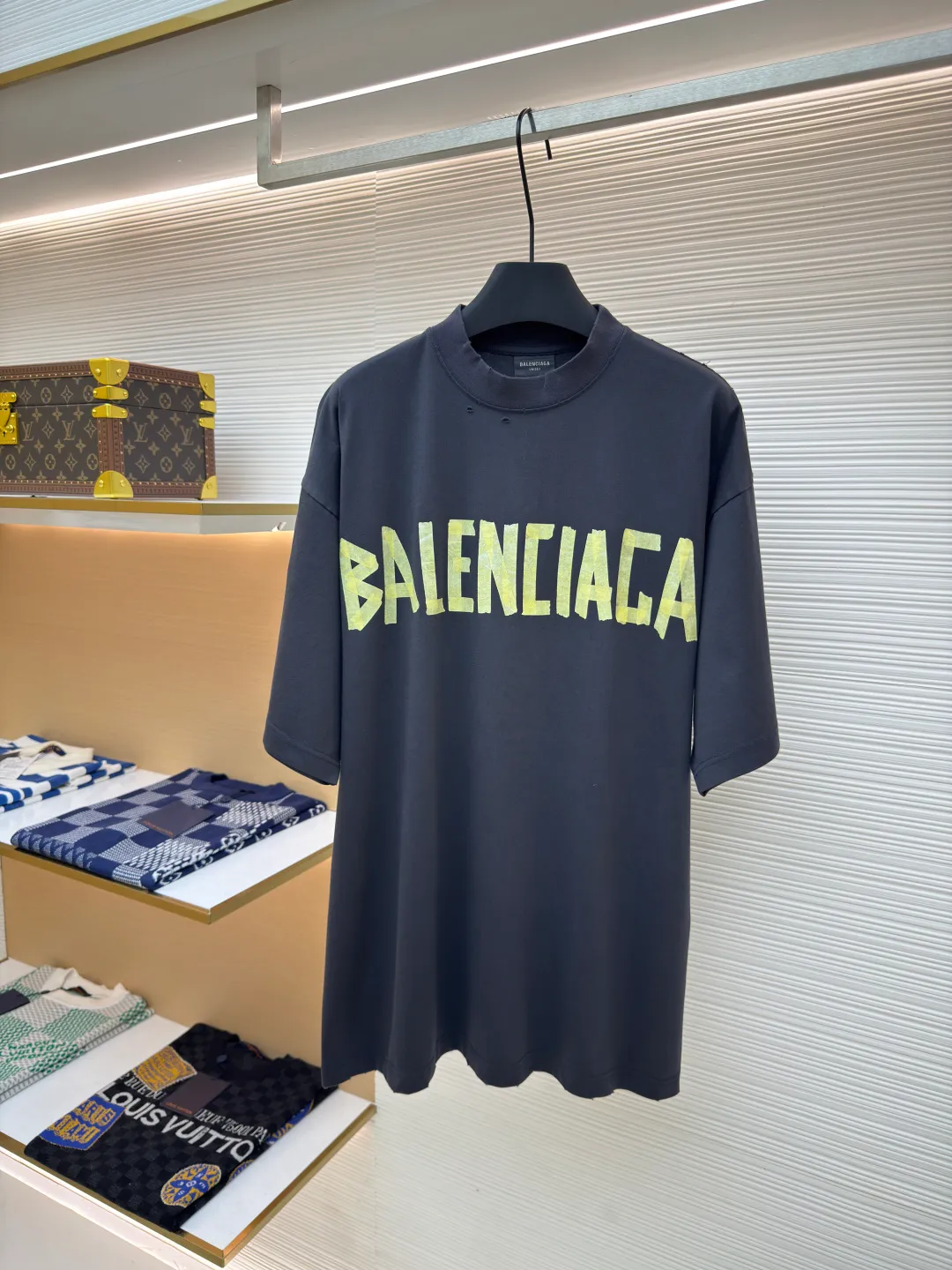 Balenciaga Masking Tape Short Sleeves ●Authentic product: Purchased and developed by 6499 ●Item No.: 1680275-A35 ●Fabric: Ribbed process ●Technology: Washed and brushed ●Version: Fitted version ●Weight: about 365 grams ●Size: 1-2-3-4 ●Description: The sleeves and hem are worn with a frayed effect. The lining is clean. No ends. No excess edges. The shoulders are frayed and the stitching is straight. Three-needle and five-thread craftsmanship. The shoulders are lined with taping. The fabric is made of distressed washed and brushed technology. The collar is designed with frayed holes. The ribbed fabric is custom-woven and dyed. The color is consistent and there is no color difference. Masking tape letters are used on the chest. The overall process of heavy craftsmanship. The washed fabric is comfortable and soft. The effect is worn and washed. The letters on the back are manually counter-positioned and shaped with a hot plate for glue printing. The overall wiring is straight and delicate, the fabric is comfortable and soft, and the color is consistent without color difference. It can be matched with the same style to create a fashionable look and control various occasions. Customized accessories, complete with three standards, same style for men and women!