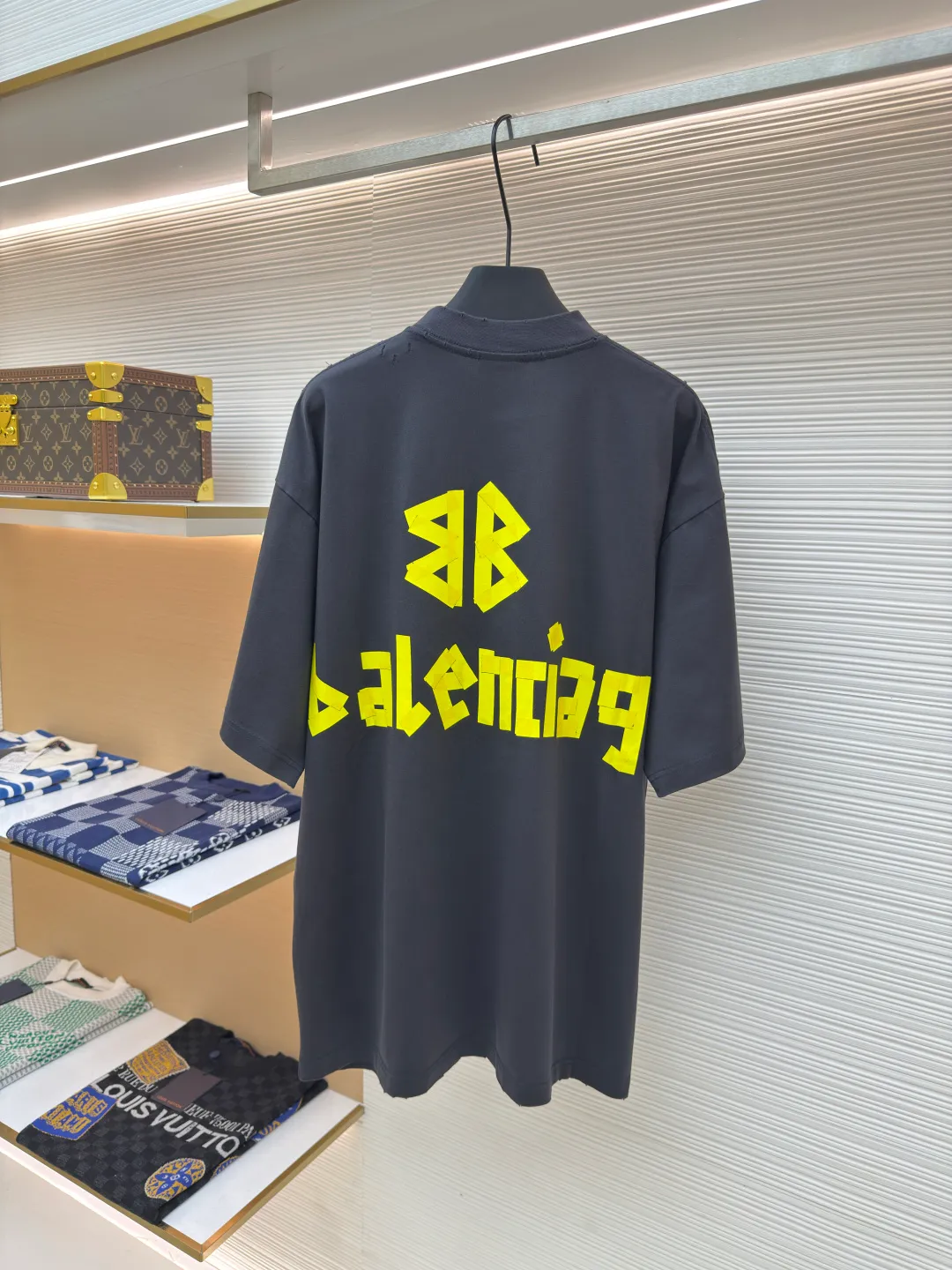 Balenciaga Masking Tape Short Sleeves ●Authentic product: Purchased and developed by 6499 ●Item No.: 1680275-A35 ●Fabric: Ribbed process ●Technology: Washed and brushed ●Version: Fitted version ●Weight: about 365 grams ●Size: 1-2-3-4 ●Description: The sleeves and hem are worn with a frayed effect. The lining is clean. No ends. No excess edges. The shoulders are frayed and the stitching is straight. Three-needle and five-thread craftsmanship. The shoulders are lined with taping. The fabric is made of distressed washed and brushed technology. The collar is designed with frayed holes. The ribbed fabric is custom-woven and dyed. The color is consistent and there is no color difference. Masking tape letters are used on the chest. The overall process of heavy craftsmanship. The washed fabric is comfortable and soft. The effect is worn and washed. The letters on the back are manually counter-positioned and shaped with a hot plate for glue printing. The overall wiring is straight and delicate, the fabric is comfortable and soft, and the color is consistent without color difference. It can be matched with the same style to create a fashionable look and control various occasions. Customized accessories, complete with three standards, same style for men and women!