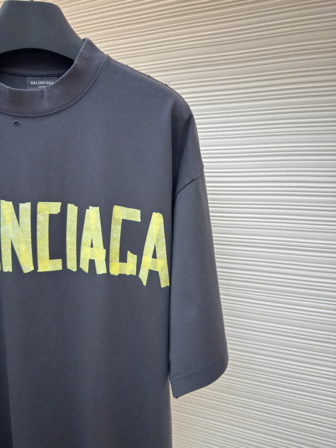 Balenciaga Masking Tape Short Sleeves ●Authentic product: Purchased and developed by 6499 ●Item No.: 1680275-A35 ●Fabric: Ribbed process ●Technology: Washed and brushed ●Version: Fitted version ●Weight: about 365 grams ●Size: 1-2-3-4 ●Description: The sleeves and hem are worn with a frayed effect. The lining is clean. No ends. No excess edges. The shoulders are frayed and the stitching is straight. Three-needle and five-thread craftsmanship. The shoulders are lined with taping. The fabric is made of distressed washed and brushed technology. The collar is designed with frayed holes. The ribbed fabric is custom-woven and dyed. The color is consistent and there is no color difference. Masking tape letters are used on the chest. The overall process of heavy craftsmanship. The washed fabric is comfortable and soft. The effect is worn and washed. The letters on the back are manually counter-positioned and shaped with a hot plate for glue printing. The overall wiring is straight and delicate, the fabric is comfortable and soft, and the color is consistent without color difference. It can be matched with the same style to create a fashionable look and control various occasions. Customized accessories, complete with three standards, same style for men and women!