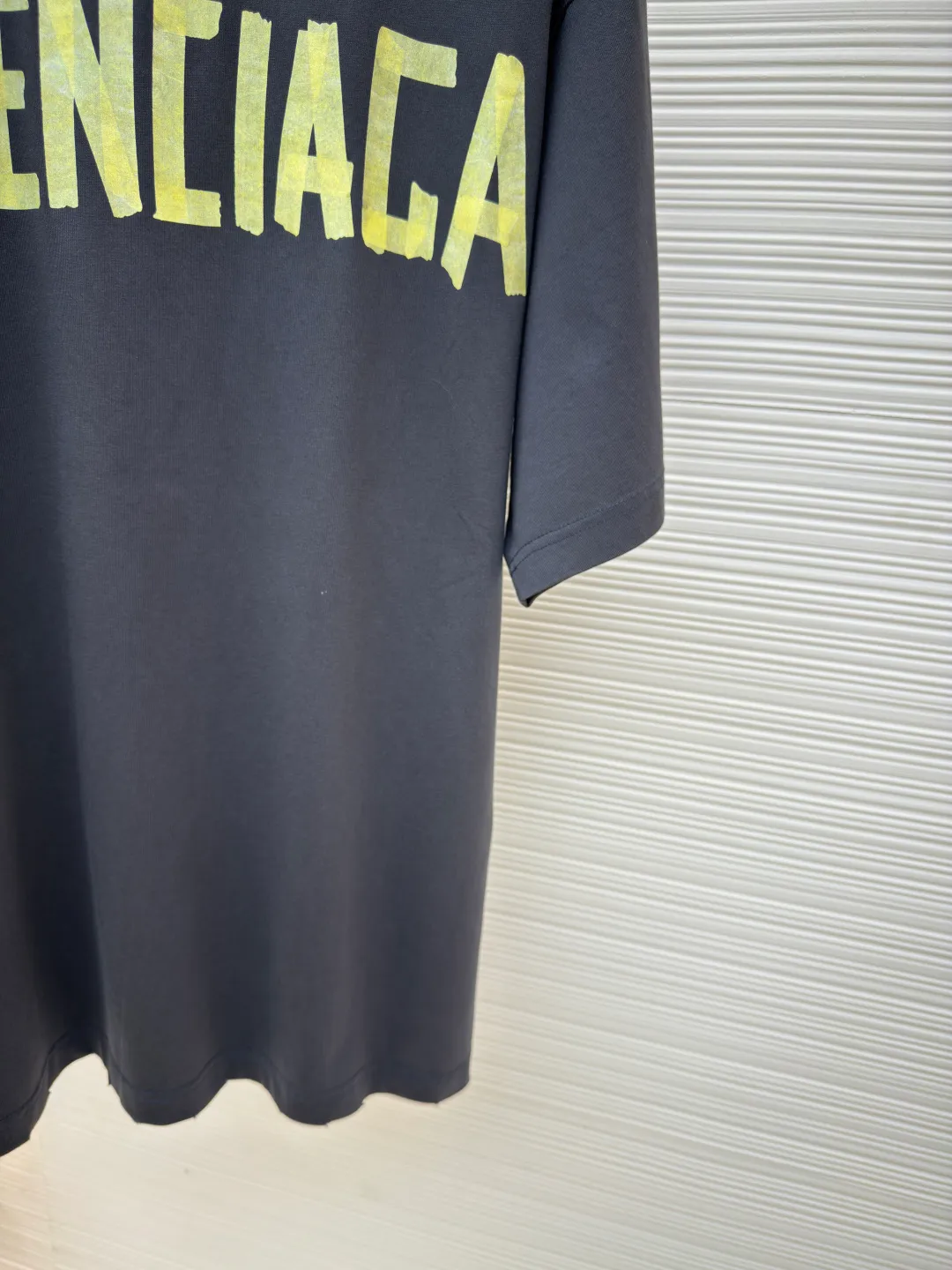 Balenciaga Masking Tape Short Sleeves ●Authentic product: Purchased and developed by 6499 ●Item No.: 1680275-A35 ●Fabric: Ribbed process ●Technology: Washed and brushed ●Version: Fitted version ●Weight: about 365 grams ●Size: 1-2-3-4 ●Description: The sleeves and hem are worn with a frayed effect. The lining is clean. No ends. No excess edges. The shoulders are frayed and the stitching is straight. Three-needle and five-thread craftsmanship. The shoulders are lined with taping. The fabric is made of distressed washed and brushed technology. The collar is designed with frayed holes. The ribbed fabric is custom-woven and dyed. The color is consistent and there is no color difference. Masking tape letters are used on the chest. The overall process of heavy craftsmanship. The washed fabric is comfortable and soft. The effect is worn and washed. The letters on the back are manually counter-positioned and shaped with a hot plate for glue printing. The overall wiring is straight and delicate, the fabric is comfortable and soft, and the color is consistent without color difference. It can be matched with the same style to create a fashionable look and control various occasions. Customized accessories, complete with three standards, same style for men and women!
