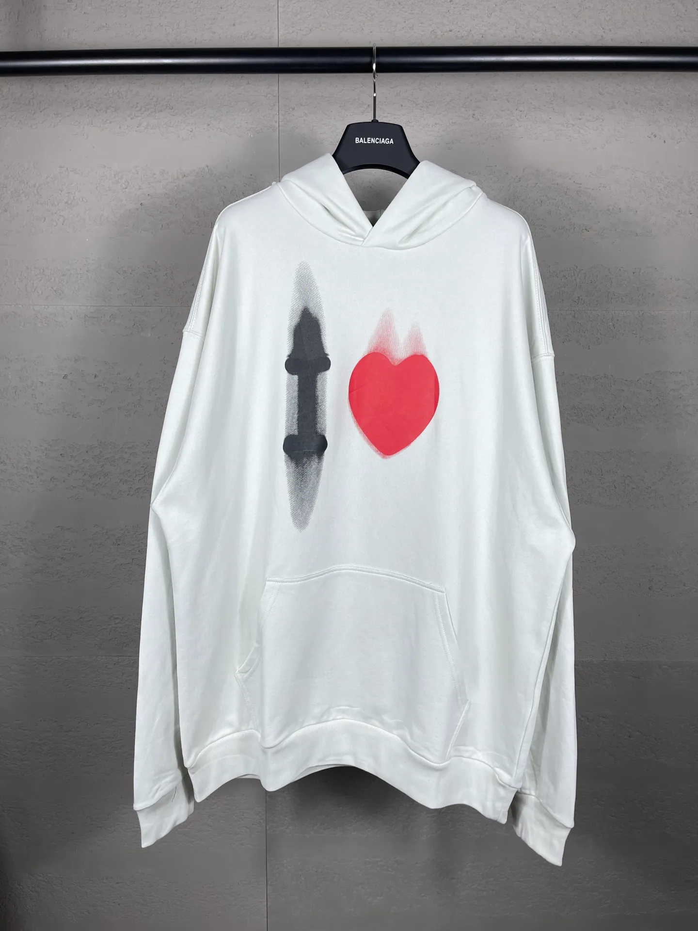 🅿️310 real photos [Top version. Official website quality] BALENCI*GA/Paris BALENCI*GA#Valentine's Day. Limited to the latest model, 520 love printed ribbed embroidery LOGO hooded sweatshirt on the back. Brick cabinet synchronization. The fabric is made of Paris ZP custom-woven and dyed 100% cotton double-yarn large sweatshirt. The weight is 450 grams. The cloth surface is clean. The cloth texture is clear. Soft and comfortable. The color fastness is good. It is not easy to change color. The threads are woven and dyed with no color difference. The printing is done by computer direct printing, with ribbed embroidery on the back for a three-dimensional effect. The version adopts OS loose shoulder style. Same style for men and women. Code: BL238028 Color: washed black, off-white. Size: XS S M L