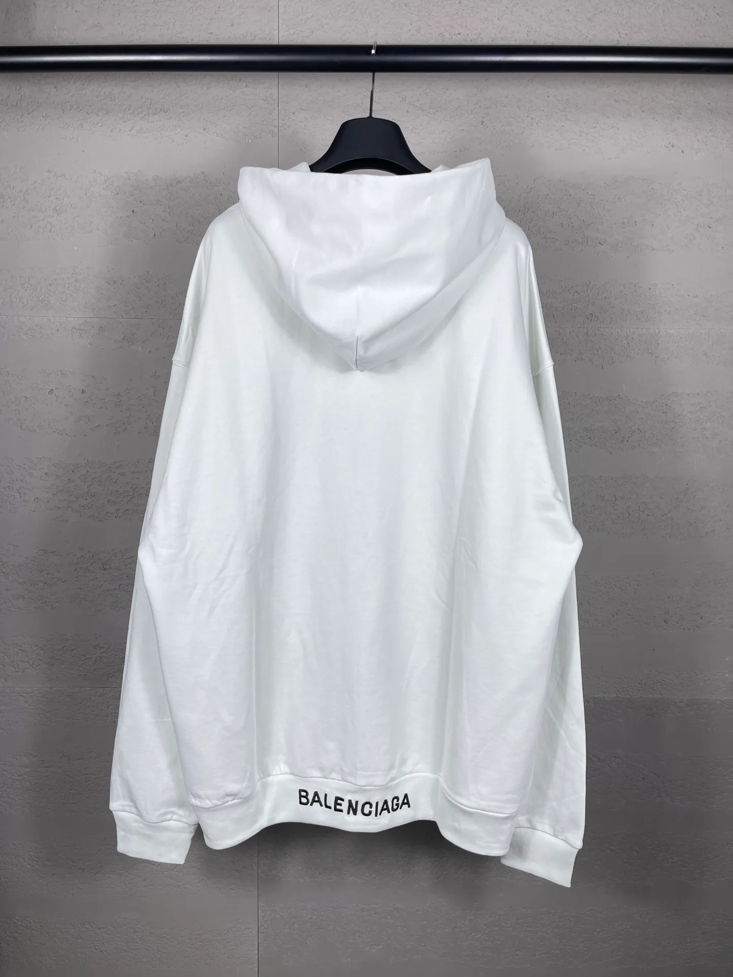 🅿️310 real photos [Top version. Official website quality] BALENCI*GA/Paris BALENCI*GA#Valentine's Day. Limited to the latest model, 520 love printed ribbed embroidery LOGO hooded sweatshirt on the back. Brick cabinet synchronization. The fabric is made of Paris ZP custom-woven and dyed 100% cotton double-yarn large sweatshirt. The weight is 450 grams. The cloth surface is clean. The cloth texture is clear. Soft and comfortable. The color fastness is good. It is not easy to change color. The threads are woven and dyed with no color difference. The printing is done by computer direct printing, with ribbed embroidery on the back for a three-dimensional effect. The version adopts OS loose shoulder style. Same style for men and women. Code: BL238028 Color: washed black, off-white. Size: XS S M L