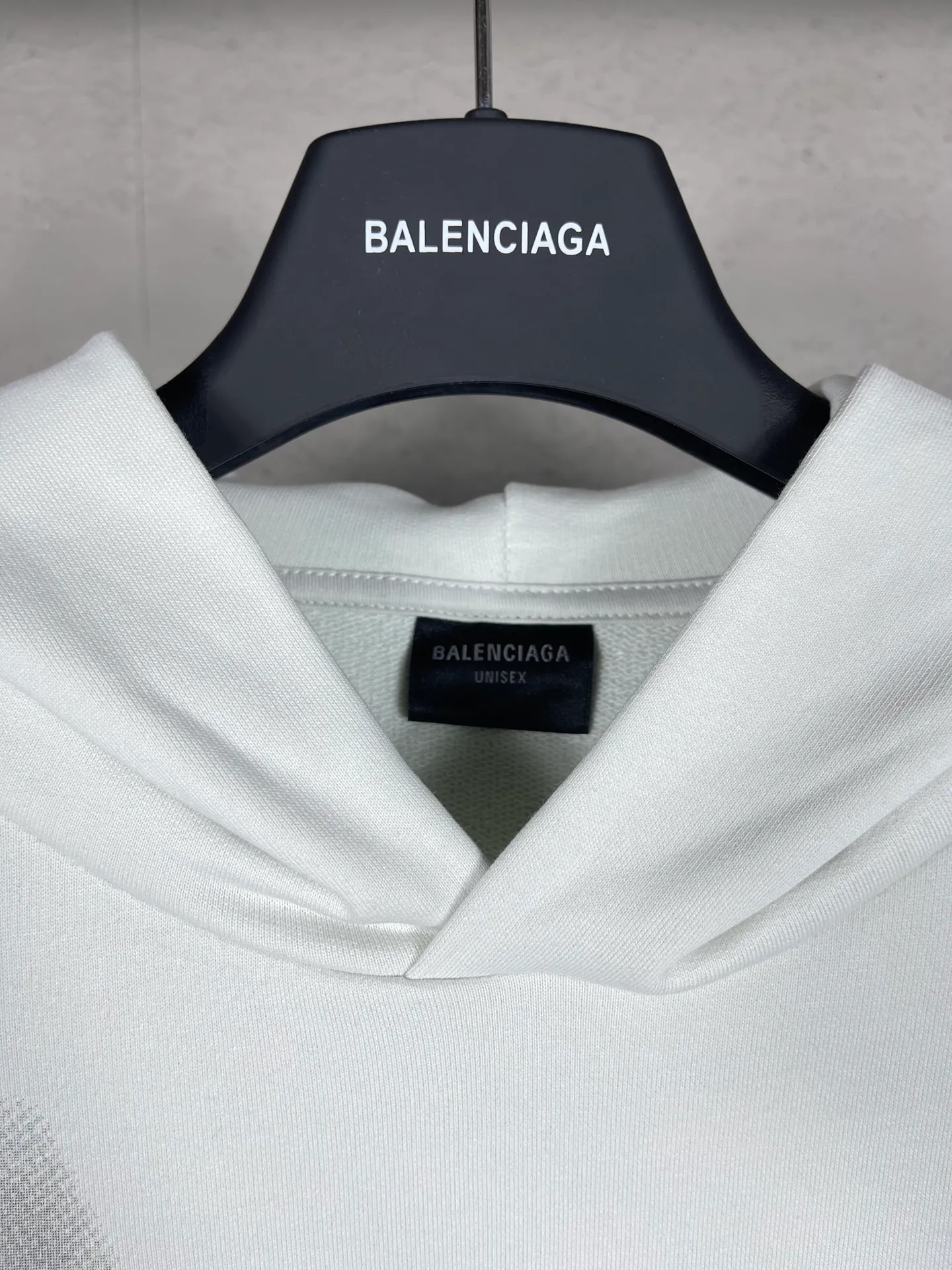 🅿️310 real photos [Top version. Official website quality] BALENCI*GA/Paris BALENCI*GA#Valentine's Day. Limited to the latest model, 520 love printed ribbed embroidery LOGO hooded sweatshirt on the back. Brick cabinet synchronization. The fabric is made of Paris ZP custom-woven and dyed 100% cotton double-yarn large sweatshirt. The weight is 450 grams. The cloth surface is clean. The cloth texture is clear. Soft and comfortable. The color fastness is good. It is not easy to change color. The threads are woven and dyed with no color difference. The printing is done by computer direct printing, with ribbed embroidery on the back for a three-dimensional effect. The version adopts OS loose shoulder style. Same style for men and women. Code: BL238028 Color: washed black, off-white. Size: XS S M L