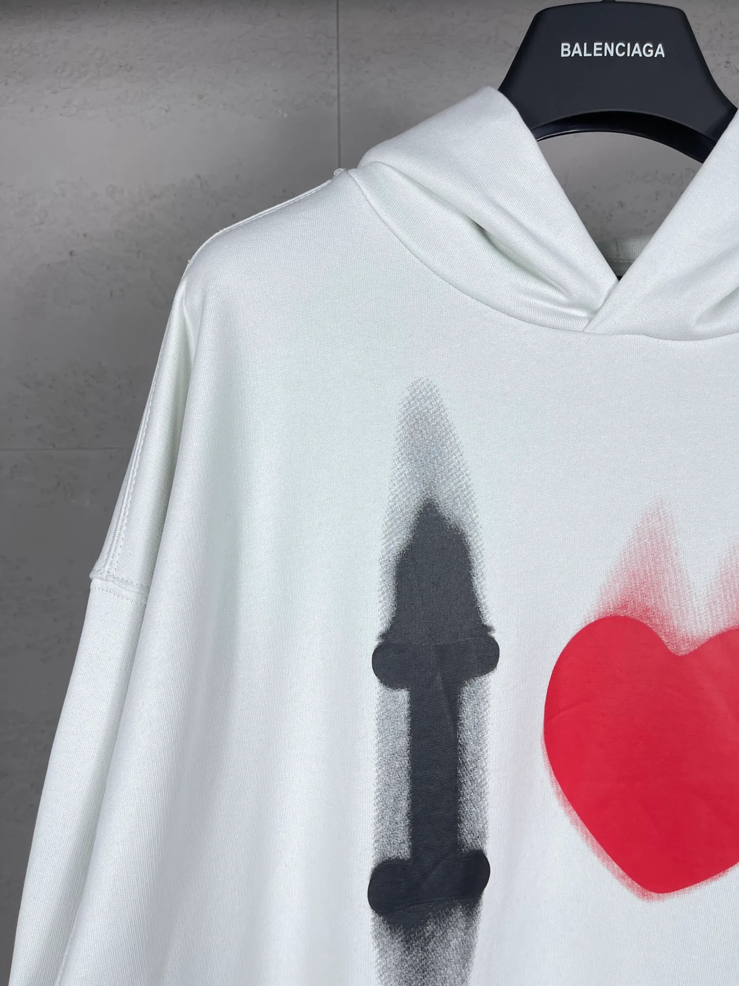 🅿️310 real photos [Top version. Official website quality] BALENCI*GA/Paris BALENCI*GA#Valentine's Day. Limited to the latest model, 520 love printed ribbed embroidery LOGO hooded sweatshirt on the back. Brick cabinet synchronization. The fabric is made of Paris ZP custom-woven and dyed 100% cotton double-yarn large sweatshirt. The weight is 450 grams. The cloth surface is clean. The cloth texture is clear. Soft and comfortable. The color fastness is good. It is not easy to change color. The threads are woven and dyed with no color difference. The printing is done by computer direct printing, with ribbed embroidery on the back for a three-dimensional effect. The version adopts OS loose shoulder style. Same style for men and women. Code: BL238028 Color: washed black, off-white. Size: XS S M L