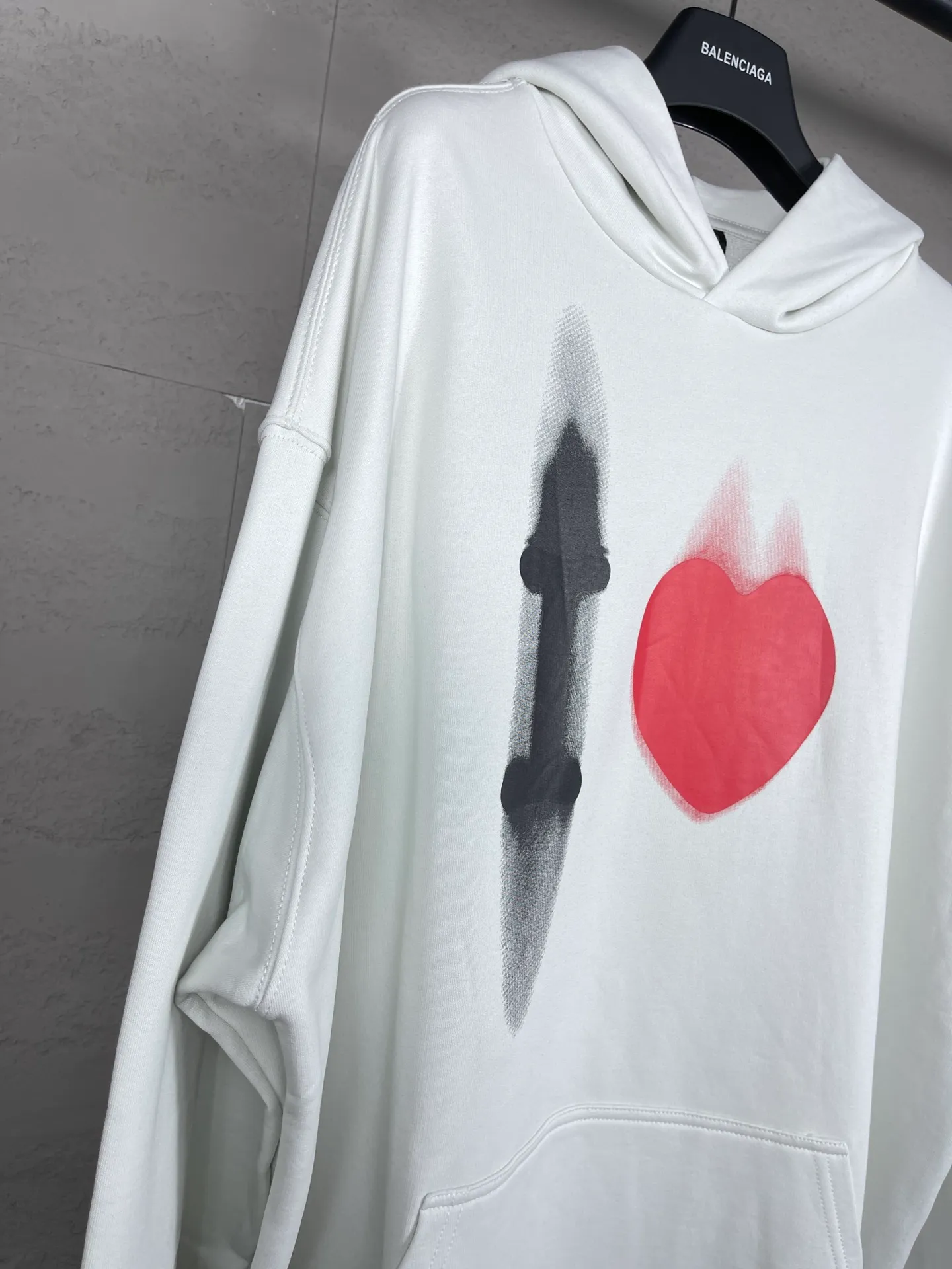 🅿️310 real photos [Top version. Official website quality] BALENCI*GA/Paris BALENCI*GA#Valentine's Day. Limited to the latest model, 520 love printed ribbed embroidery LOGO hooded sweatshirt on the back. Brick cabinet synchronization. The fabric is made of Paris ZP custom-woven and dyed 100% cotton double-yarn large sweatshirt. The weight is 450 grams. The cloth surface is clean. The cloth texture is clear. Soft and comfortable. The color fastness is good. It is not easy to change color. The threads are woven and dyed with no color difference. The printing is done by computer direct printing, with ribbed embroidery on the back for a three-dimensional effect. The version adopts OS loose shoulder style. Same style for men and women. Code: BL238028 Color: washed black, off-white. Size: XS S M L