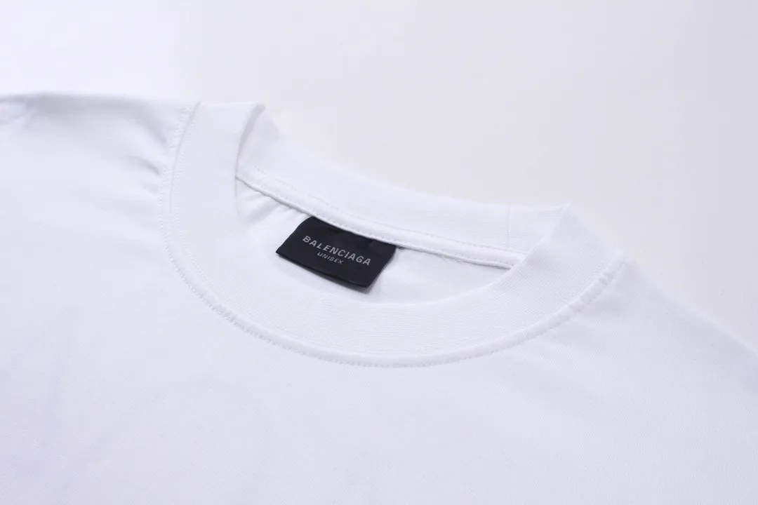 🅿️174 Detailed picture [Top version. Official website quality] BALENCI*GA/Paris. New model. Front and back gradient LOGO printed short-sleeved T-shirt: The fabric is made of Paris ZP custom-woven and dyed cotton double yarn. Weighing 260 grams, the cloth surface is clean. The cloth pattern is clear, soft and comfortable. The threads are dyed with no color difference. The printing uses environmentally friendly imported materials, the letters are clear and the effect is three-dimensional. The version adopts OS loose shoulder design. Same style for men and women. Code: BL223359 Color: White Size: XS to L