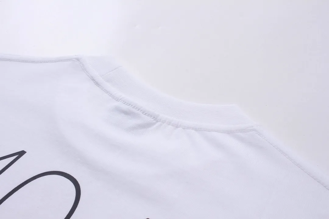 🅿️174 Detailed picture [Top version. Official website quality] BALENCI*GA/Paris. New model. Front and back gradient LOGO printed short-sleeved T-shirt: The fabric is made of Paris ZP custom-woven and dyed cotton double yarn. Weighing 260 grams, the cloth surface is clean. The cloth pattern is clear, soft and comfortable. The threads are dyed with no color difference. The printing uses environmentally friendly imported materials, the letters are clear and the effect is three-dimensional. The version adopts OS loose shoulder design. Same style for men and women. Code: BL223359 Color: White Size: XS to L