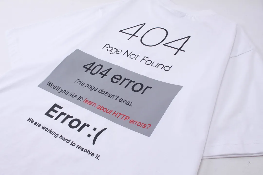 🅿️174 Detailed picture [Top version. Official website quality] BALENCI*GA/Paris. New model. Front and back gradient LOGO printed short-sleeved T-shirt: The fabric is made of Paris ZP custom-woven and dyed cotton double yarn. Weighing 260 grams, the cloth surface is clean. The cloth pattern is clear, soft and comfortable. The threads are dyed with no color difference. The printing uses environmentally friendly imported materials, the letters are clear and the effect is three-dimensional. The version adopts OS loose shoulder design. Same style for men and women. Code: BL223359 Color: White Size: XS to L