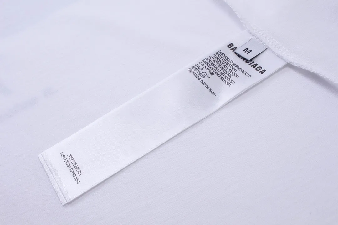 🅿️174 Detailed picture [Top version. Official website quality] BALENCI*GA/Paris. New model. Front and back gradient LOGO printed short-sleeved T-shirt: The fabric is made of Paris ZP custom-woven and dyed cotton double yarn. Weighing 260 grams, the cloth surface is clean. The cloth pattern is clear, soft and comfortable. The threads are dyed with no color difference. The printing uses environmentally friendly imported materials, the letters are clear and the effect is three-dimensional. The version adopts OS loose shoulder design. Same style for men and women. Code: BL223359 Color: White Size: XS to L