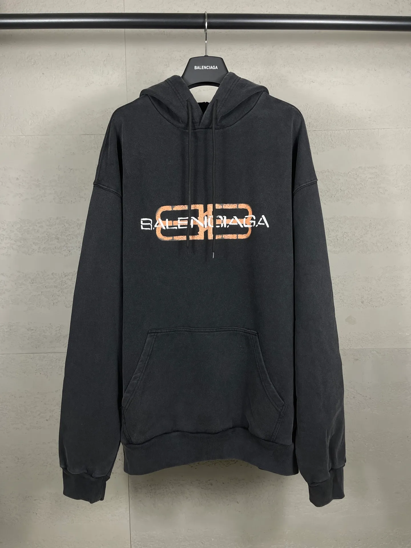 🅿️320 real photos [Top version. Official website quality] BALENCI*GA/Paris.SS25 latest model, Paris new LOGO two-color blur printed washed and distressed hooded sweatshirt. Brick cabinets are synchronized. Genuine products are developed at the first time. Welcome to compare! The fabric is made of Paris ZP custom-woven and dyed cotton sweatshirt. Weighing 460 grams, the cloth surface is clean. The cloth pattern is clear, soft and comfortable. The threads are dyed with no color difference. The printing uses environmentally friendly imported rubber paddles. The letters are clear and the effect is three-dimensional. Garment wash. The version adopts OS loose shoulder design. Same style for men and women. Code: BL259976 Color: washed black Size: XS S M L