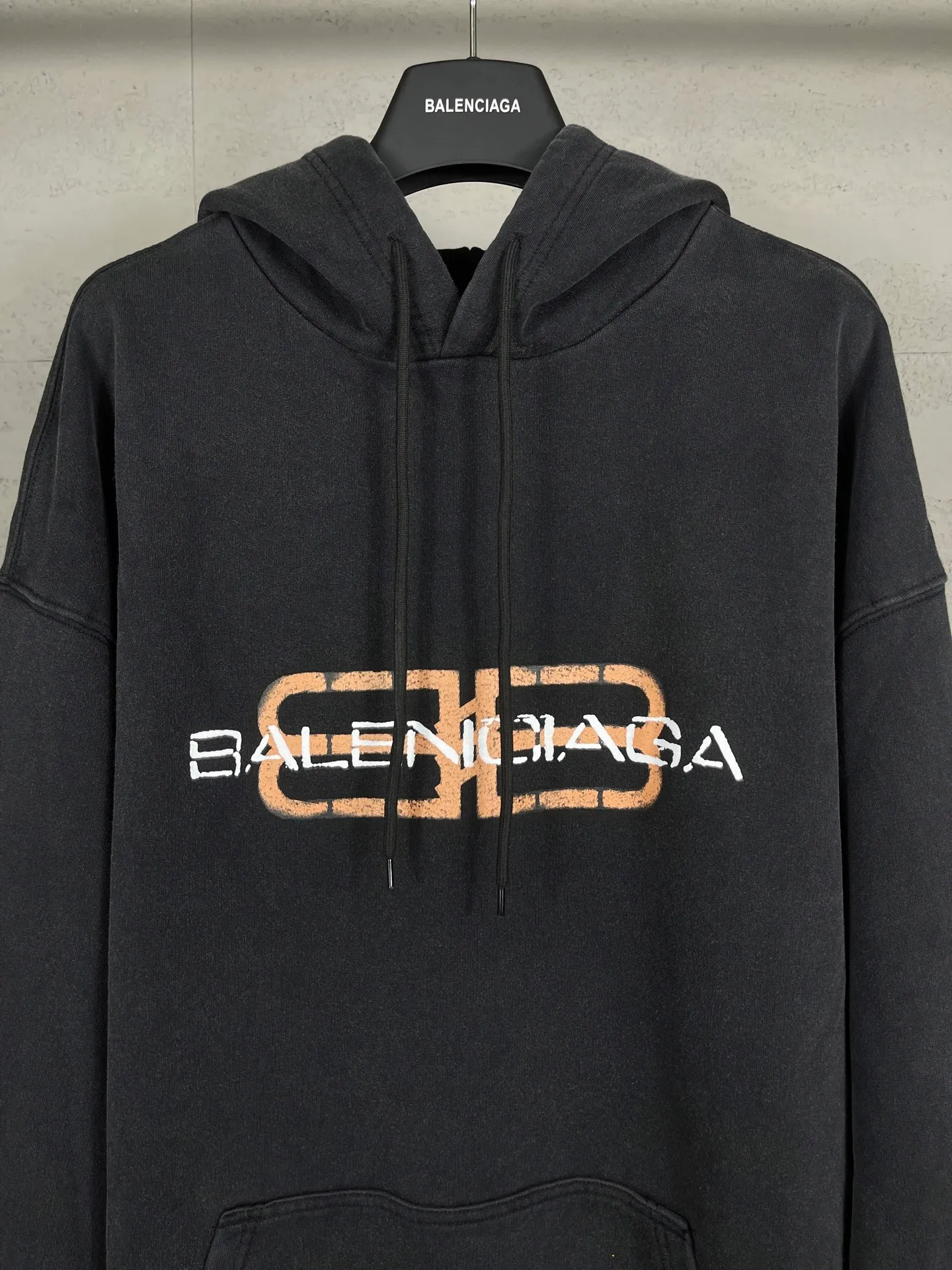🅿️320 real photos [Top version. Official website quality] BALENCI*GA/Paris.SS25 latest model, Paris new LOGO two-color blur printed washed and distressed hooded sweatshirt. Brick cabinets are synchronized. Genuine products are developed at the first time. Welcome to compare! The fabric is made of Paris ZP custom-woven and dyed cotton sweatshirt. Weighing 460 grams, the cloth surface is clean. The cloth pattern is clear, soft and comfortable. The threads are dyed with no color difference. The printing uses environmentally friendly imported rubber paddles. The letters are clear and the effect is three-dimensional. Garment wash. The version adopts OS loose shoulder design. Same style for men and women. Code: BL259976 Color: washed black Size: XS S M L