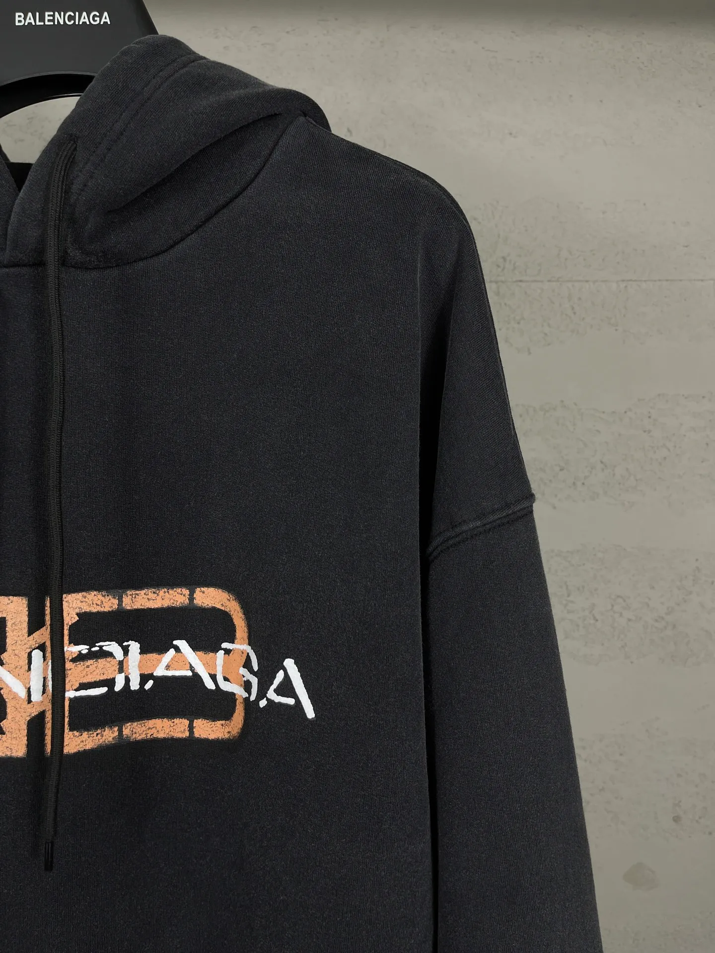 🅿️320 real photos [Top version. Official website quality] BALENCI*GA/Paris.SS25 latest model, Paris new LOGO two-color blur printed washed and distressed hooded sweatshirt. Brick cabinets are synchronized. Genuine products are developed at the first time. Welcome to compare! The fabric is made of Paris ZP custom-woven and dyed cotton sweatshirt. Weighing 460 grams, the cloth surface is clean. The cloth pattern is clear, soft and comfortable. The threads are dyed with no color difference. The printing uses environmentally friendly imported rubber paddles. The letters are clear and the effect is three-dimensional. Garment wash. The version adopts OS loose shoulder design. Same style for men and women. Code: BL259976 Color: washed black Size: XS S M L