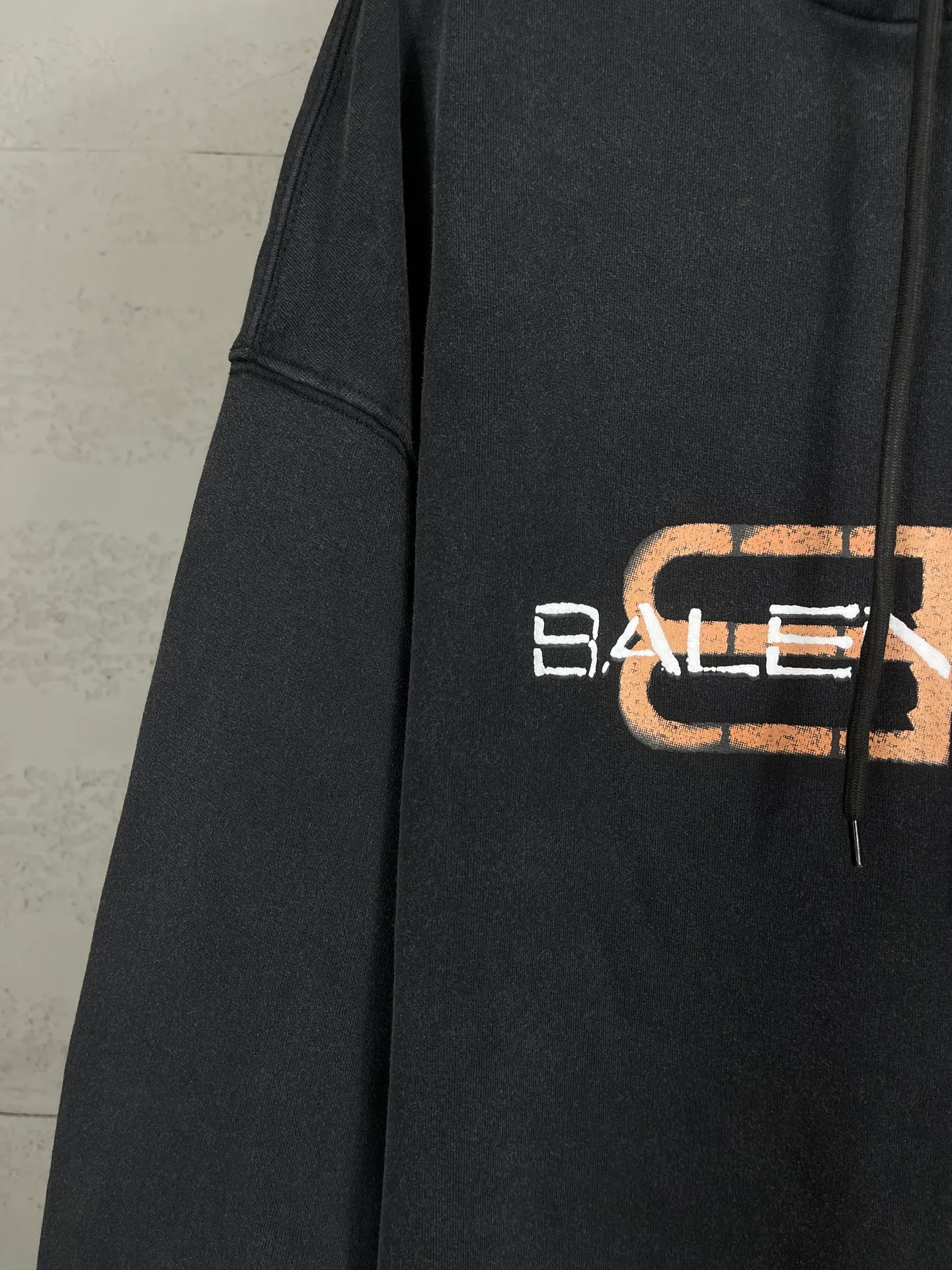 🅿️320 real photos [Top version. Official website quality] BALENCI*GA/Paris.SS25 latest model, Paris new LOGO two-color blur printed washed and distressed hooded sweatshirt. Brick cabinets are synchronized. Genuine products are developed at the first time. Welcome to compare! The fabric is made of Paris ZP custom-woven and dyed cotton sweatshirt. Weighing 460 grams, the cloth surface is clean. The cloth pattern is clear, soft and comfortable. The threads are dyed with no color difference. The printing uses environmentally friendly imported rubber paddles. The letters are clear and the effect is three-dimensional. Garment wash. The version adopts OS loose shoulder design. Same style for men and women. Code: BL259976 Color: washed black Size: XS S M L