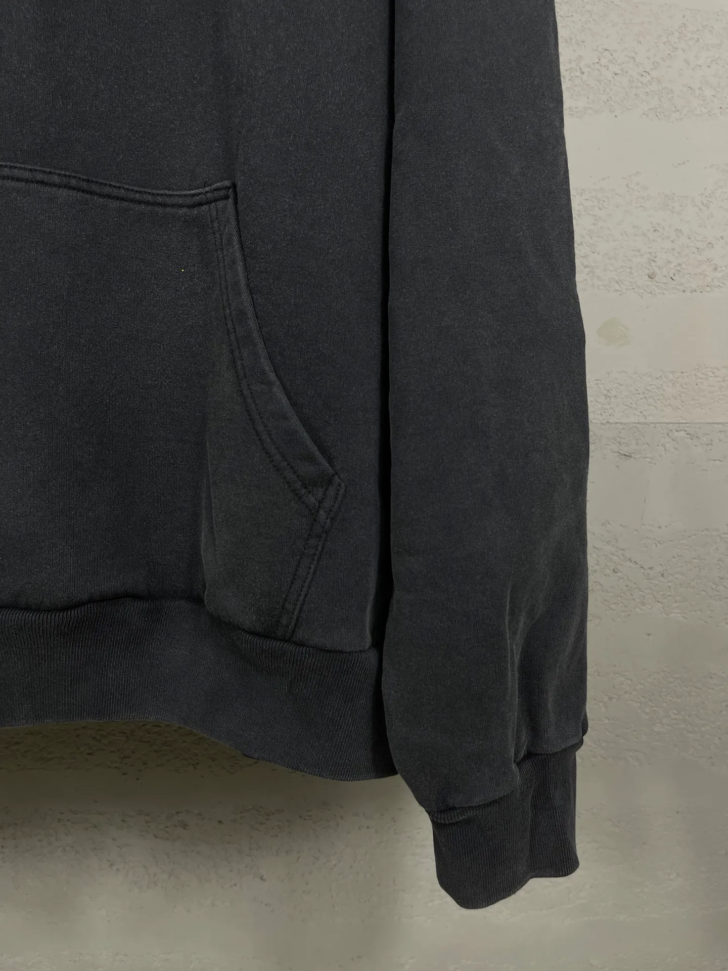 🅿️320 real photos [Top version. Official website quality] BALENCI*GA/Paris.SS25 latest model, Paris new LOGO two-color blur printed washed and distressed hooded sweatshirt. Brick cabinets are synchronized. Genuine products are developed at the first time. Welcome to compare! The fabric is made of Paris ZP custom-woven and dyed cotton sweatshirt. Weighing 460 grams, the cloth surface is clean. The cloth pattern is clear, soft and comfortable. The threads are dyed with no color difference. The printing uses environmentally friendly imported rubber paddles. The letters are clear and the effect is three-dimensional. Garment wash. The version adopts OS loose shoulder design. Same style for men and women. Code: BL259976 Color: washed black Size: XS S M L