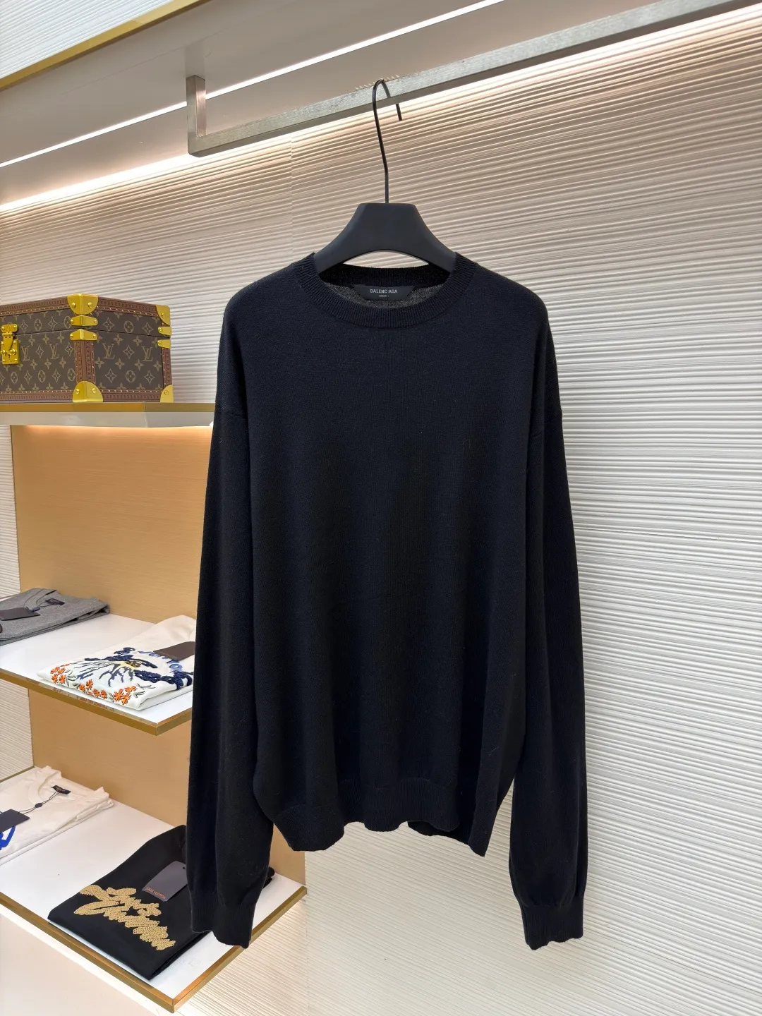Balenciaga wool blended nameplate crew neck sweater ●Original version: Purchased and developed by 10483 ●Item number: 1681162-A45 ●Fabric: wool blended fabric ●Technology: knitting ●Color: black ●Version: fitted version ●Weight: about 405 grams ●Size: XS-S-M ●Description: High-quality merino wool is selected to provide warmth, softness and elasticity, and mixed with a specific proportion of cashmere to enhance the ultimate skin-friendly touch and luster. In addition, a small amount of synthetic fibers may be added to enhance the durability, anti-wrinkle ability of the sweater and stabilize the silhouette to ensure that the OS version is not easily deformed. Made with a high-needle-count precision knitting machine, the fabric surface is fine and even, and the density is tight, which not only ensures warmth, but also gives the item a high-end texture. This process requires extremely high yarn strength and uniformity. The pattern is carefully calculated and is an architectural, asymmetrical silhouette. The shoulder line is deliberately pulled down, beyond the natural shoulder position, creating a lazy and powerful posture. The depth of the armholes and the ratio of body width to length have been repeatedly considered to ensure that the structure can be kept neat and bloated while showing a loose and flowing drape. Custom molded hardware nameplates, fonts, edge grinding, and surface treatment and aging polishing have all been sampled countless times to achieve the best visual effect and touch. It perfectly embodies the "everyday high fashion" concept advocated by creative director Demna. A basic sweater is transformed into a fashion piece full of attitude and contemporaryity through proportion, top-quality materials and iconic details. It is both suitable for everyday wear and stands out for its strong brand recognition and design. The overall wiring is straight and delicate, the fabric is comfortable and soft, and the color is consistent without color difference. It can be matched with the same style to create a fashionable look and control various occasions. Customized accessories, complete with three standards, same style for men and women!
