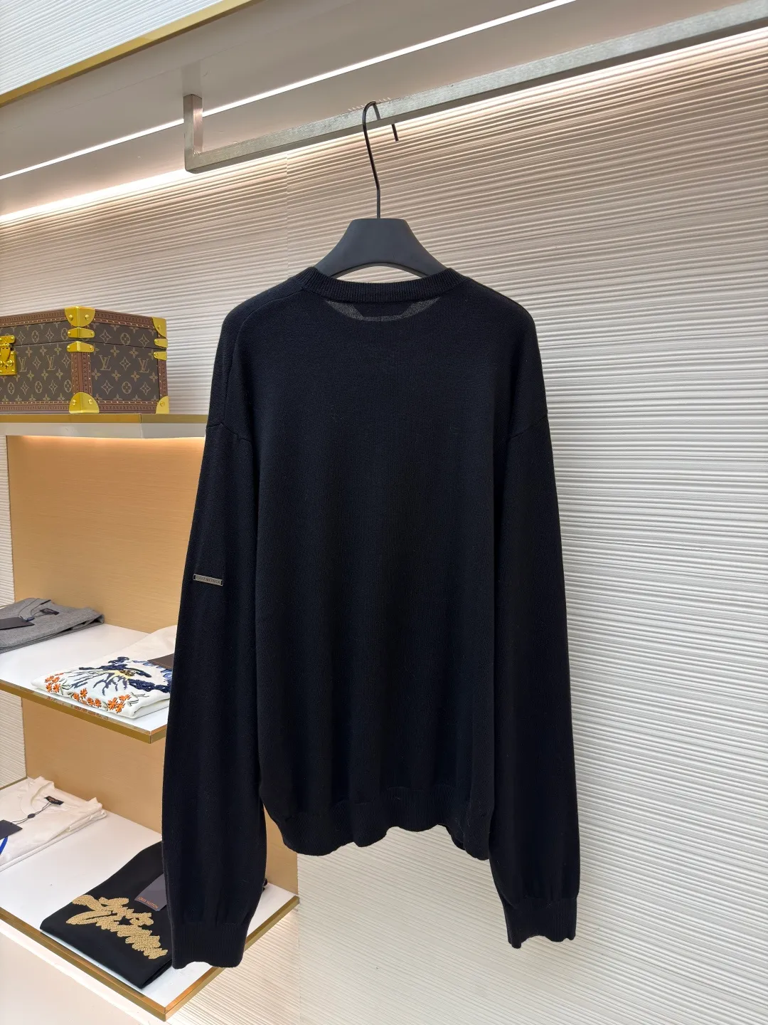 Balenciaga wool blended nameplate crew neck sweater ●Original version: Purchased and developed by 10483 ●Item number: 1681162-A45 ●Fabric: wool blended fabric ●Technology: knitting ●Color: black ●Version: fitted version ●Weight: about 405 grams ●Size: XS-S-M ●Description: High-quality merino wool is selected to provide warmth, softness and elasticity, and mixed with a specific proportion of cashmere to enhance the ultimate skin-friendly touch and luster. In addition, a small amount of synthetic fibers may be added to enhance the durability, anti-wrinkle ability of the sweater and stabilize the silhouette to ensure that the OS version is not easily deformed. Made with a high-needle-count precision knitting machine, the fabric surface is fine and even, and the density is tight, which not only ensures warmth, but also gives the item a high-end texture. This process requires extremely high yarn strength and uniformity. The pattern is carefully calculated and is an architectural, asymmetrical silhouette. The shoulder line is deliberately pulled down, beyond the natural shoulder position, creating a lazy and powerful posture. The depth of the armholes and the ratio of body width to length have been repeatedly considered to ensure that the structure can be kept neat and bloated while showing a loose and flowing drape. Custom molded hardware nameplates, fonts, edge grinding, and surface treatment and aging polishing have all been sampled countless times to achieve the best visual effect and touch. It perfectly embodies the "everyday high fashion" concept advocated by creative director Demna. A basic sweater is transformed into a fashion piece full of attitude and contemporaryity through proportion, top-quality materials and iconic details. It is both suitable for everyday wear and stands out for its strong brand recognition and design. The overall wiring is straight and delicate, the fabric is comfortable and soft, and the color is consistent without color difference. It can be matched with the same style to create a fashionable look and control various occasions. Customized accessories, complete with three standards, same style for men and women!