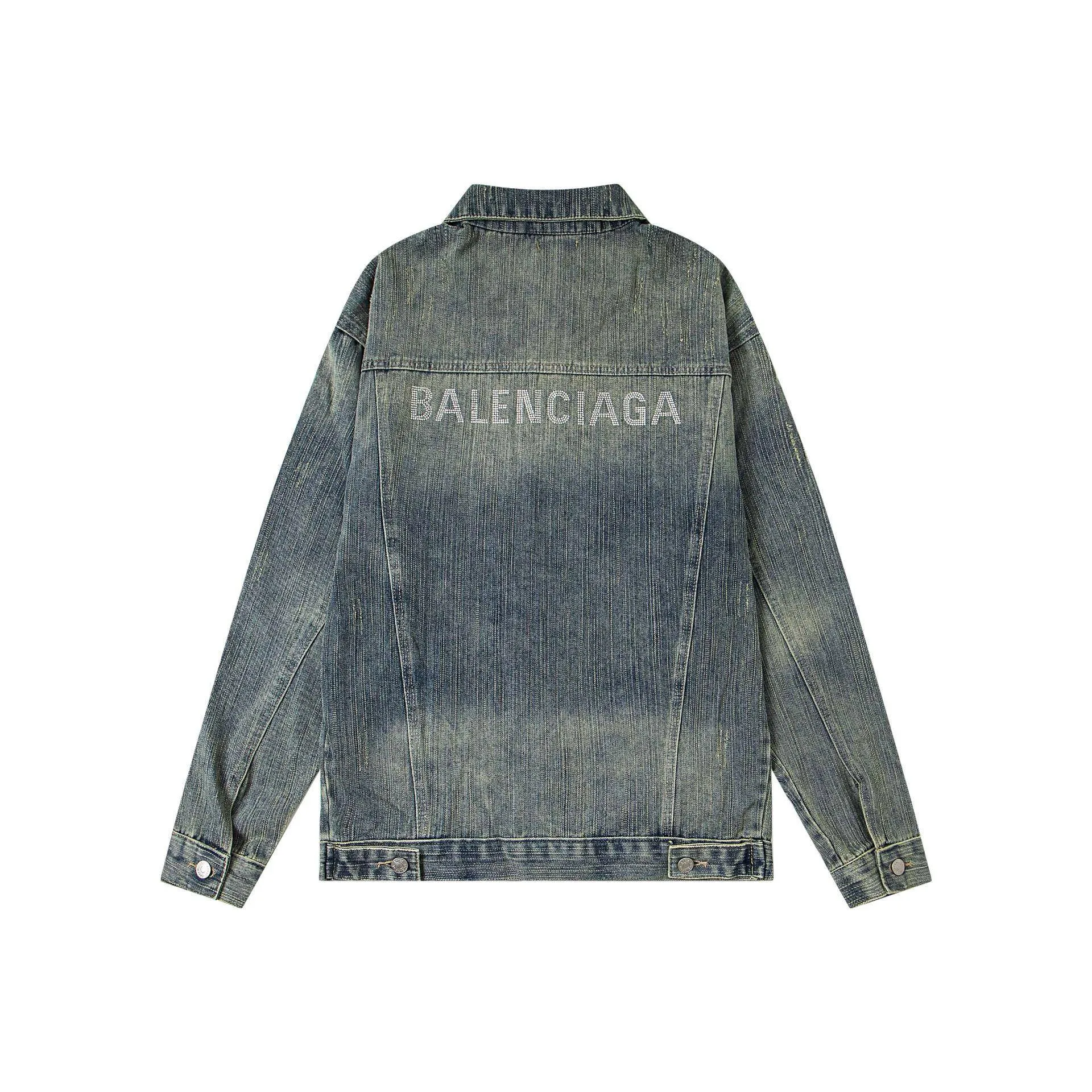 🅿️280 New model number: B154 Balenciaga washed distressed back denim jacket with rhinestone lettering logo 1️⃣Using high-quality denim fabric washing process, the upper body is soft, comfortable and extremely delicate after washing. It feels solid, smooth and soft. The fabric has the characteristics of being wrinkle-free and has an invincible feel. The details are perfectly handled! 2️⃣It is very youthful and energetic, and can be easily worn by both men and women. It is very in line with the fashion aesthetic concepts of today's young people! 3️⃣ A full set of customized accessories, complete with three standards, same style for men and women, a must-have style for couples. Color: Denim Blue Size: S, M, L, XL