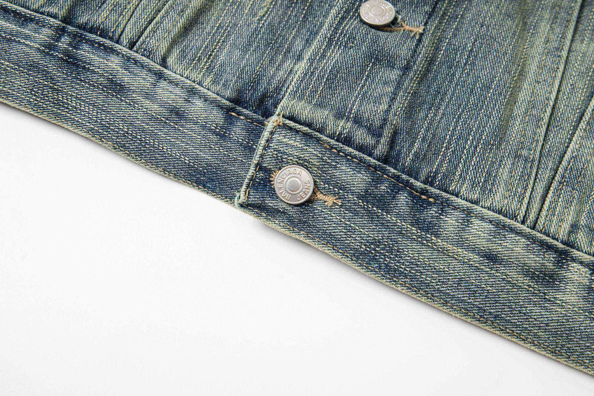 🅿️280 New model number: B154 Balenciaga washed distressed back denim jacket with rhinestone lettering logo 1️⃣Using high-quality denim fabric washing process, the upper body is soft, comfortable and extremely delicate after washing. It feels solid, smooth and soft. The fabric has the characteristics of being wrinkle-free and has an invincible feel. The details are perfectly handled! 2️⃣It is very youthful and energetic, and can be easily worn by both men and women. It is very in line with the fashion aesthetic concepts of today's young people! 3️⃣ A full set of customized accessories, complete with three standards, same style for men and women, a must-have style for couples. Color: Denim Blue Size: S, M, L, XL