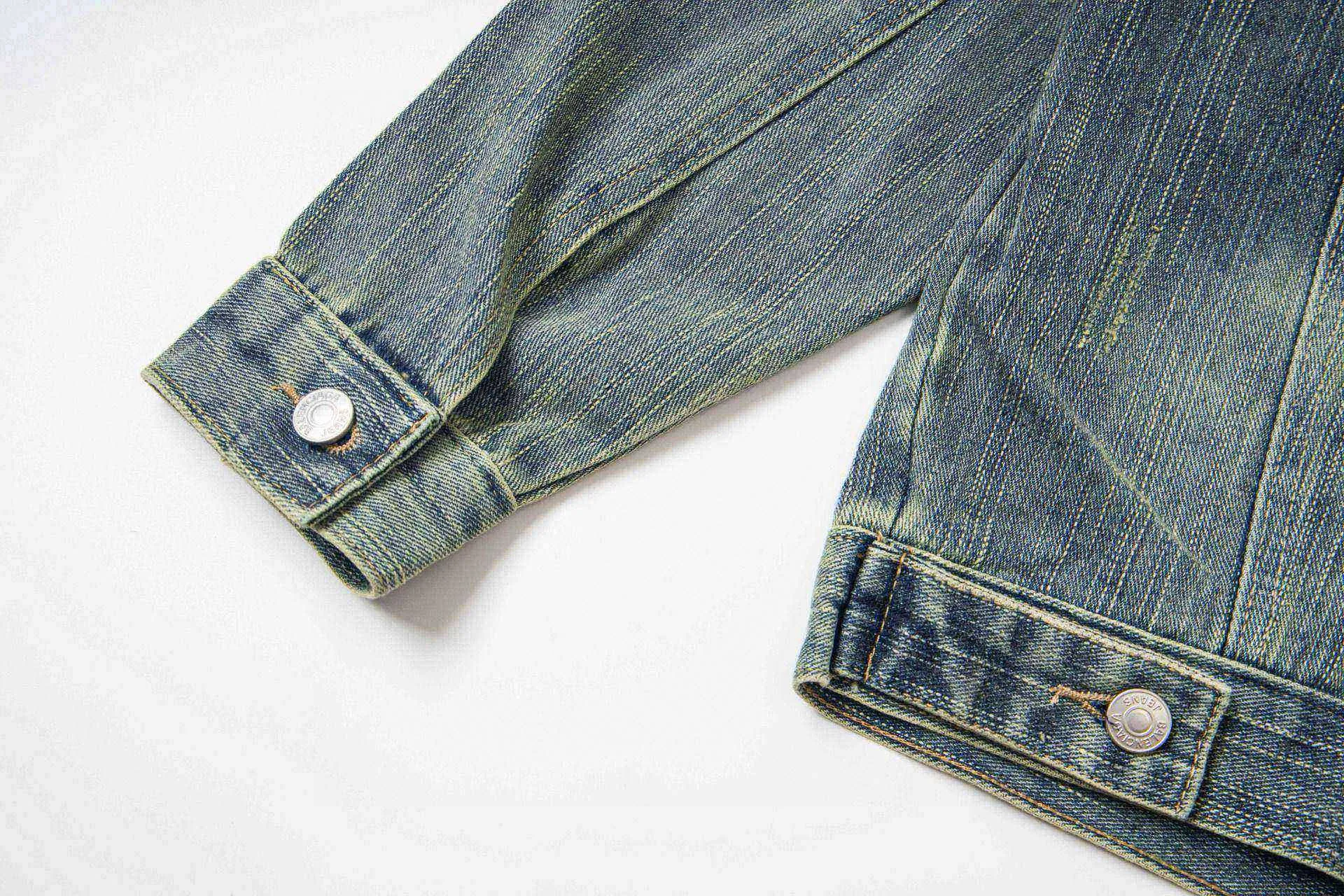 🅿️280 New model number: B154 Balenciaga washed distressed back denim jacket with rhinestone lettering logo 1️⃣Using high-quality denim fabric washing process, the upper body is soft, comfortable and extremely delicate after washing. It feels solid, smooth and soft. The fabric has the characteristics of being wrinkle-free and has an invincible feel. The details are perfectly handled! 2️⃣It is very youthful and energetic, and can be easily worn by both men and women. It is very in line with the fashion aesthetic concepts of today's young people! 3️⃣ A full set of customized accessories, complete with three standards, same style for men and women, a must-have style for couples. Color: Denim Blue Size: S, M, L, XL