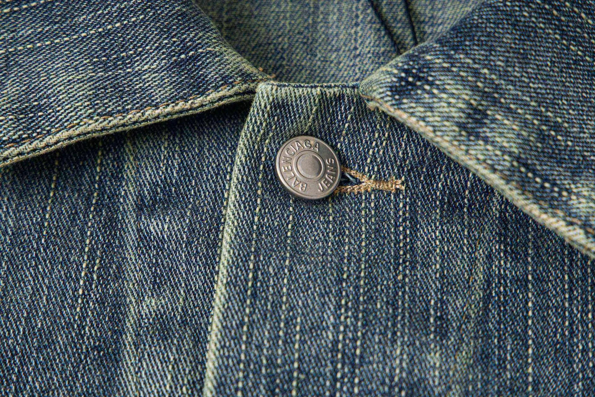 🅿️280 New model number: B154 Balenciaga washed distressed back denim jacket with rhinestone lettering logo 1️⃣Using high-quality denim fabric washing process, the upper body is soft, comfortable and extremely delicate after washing. It feels solid, smooth and soft. The fabric has the characteristics of being wrinkle-free and has an invincible feel. The details are perfectly handled! 2️⃣It is very youthful and energetic, and can be easily worn by both men and women. It is very in line with the fashion aesthetic concepts of today's young people! 3️⃣ A full set of customized accessories, complete with three standards, same style for men and women, a must-have style for couples. Color: Denim Blue Size: S, M, L, XL
