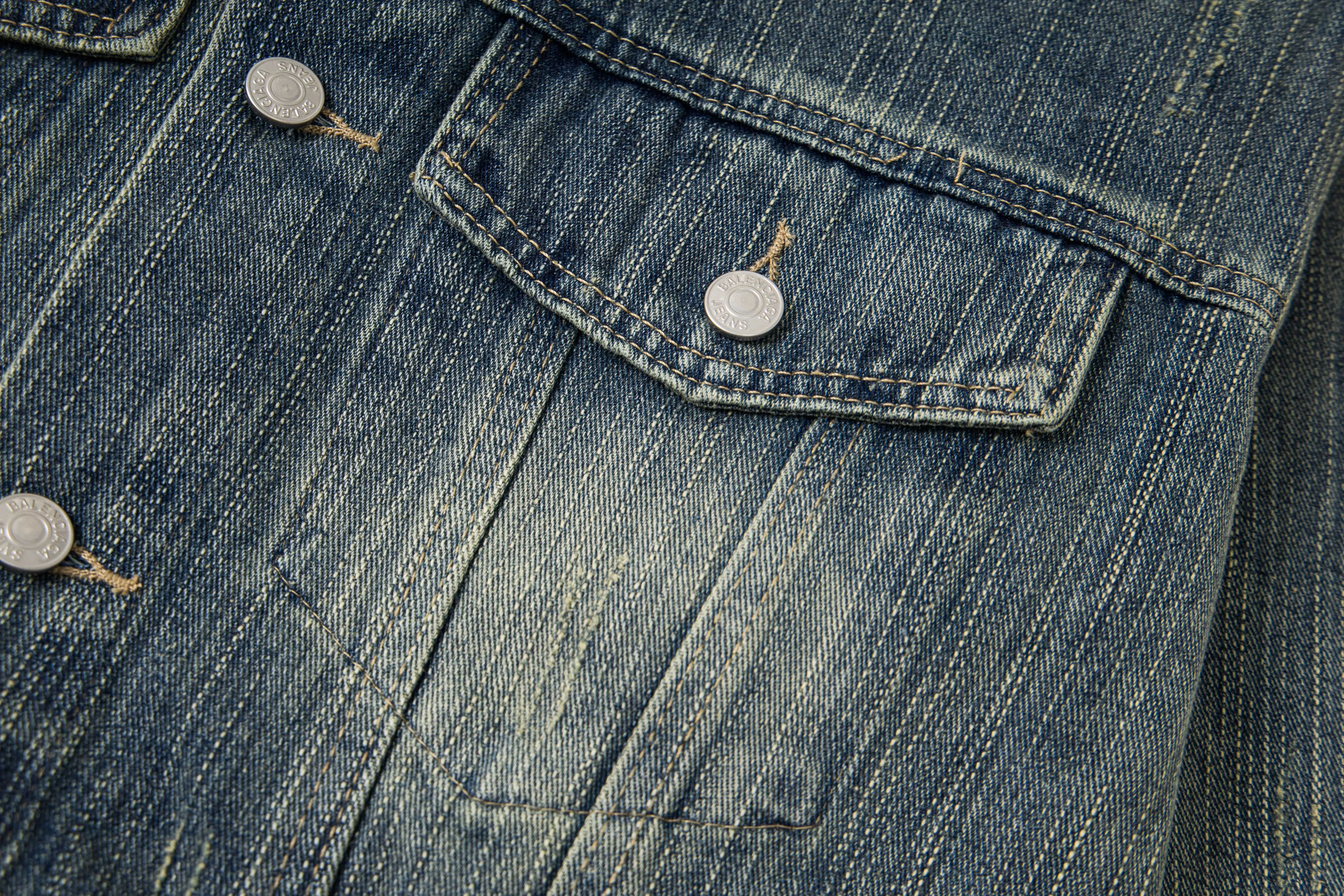 🅿️280 New model number: B154 Balenciaga washed distressed back denim jacket with rhinestone lettering logo 1️⃣Using high-quality denim fabric washing process, the upper body is soft, comfortable and extremely delicate after washing. It feels solid, smooth and soft. The fabric has the characteristics of being wrinkle-free and has an invincible feel. The details are perfectly handled! 2️⃣It is very youthful and energetic, and can be easily worn by both men and women. It is very in line with the fashion aesthetic concepts of today's young people! 3️⃣ A full set of customized accessories, complete with three standards, same style for men and women, a must-have style for couples. Color: Denim Blue Size: S, M, L, XL