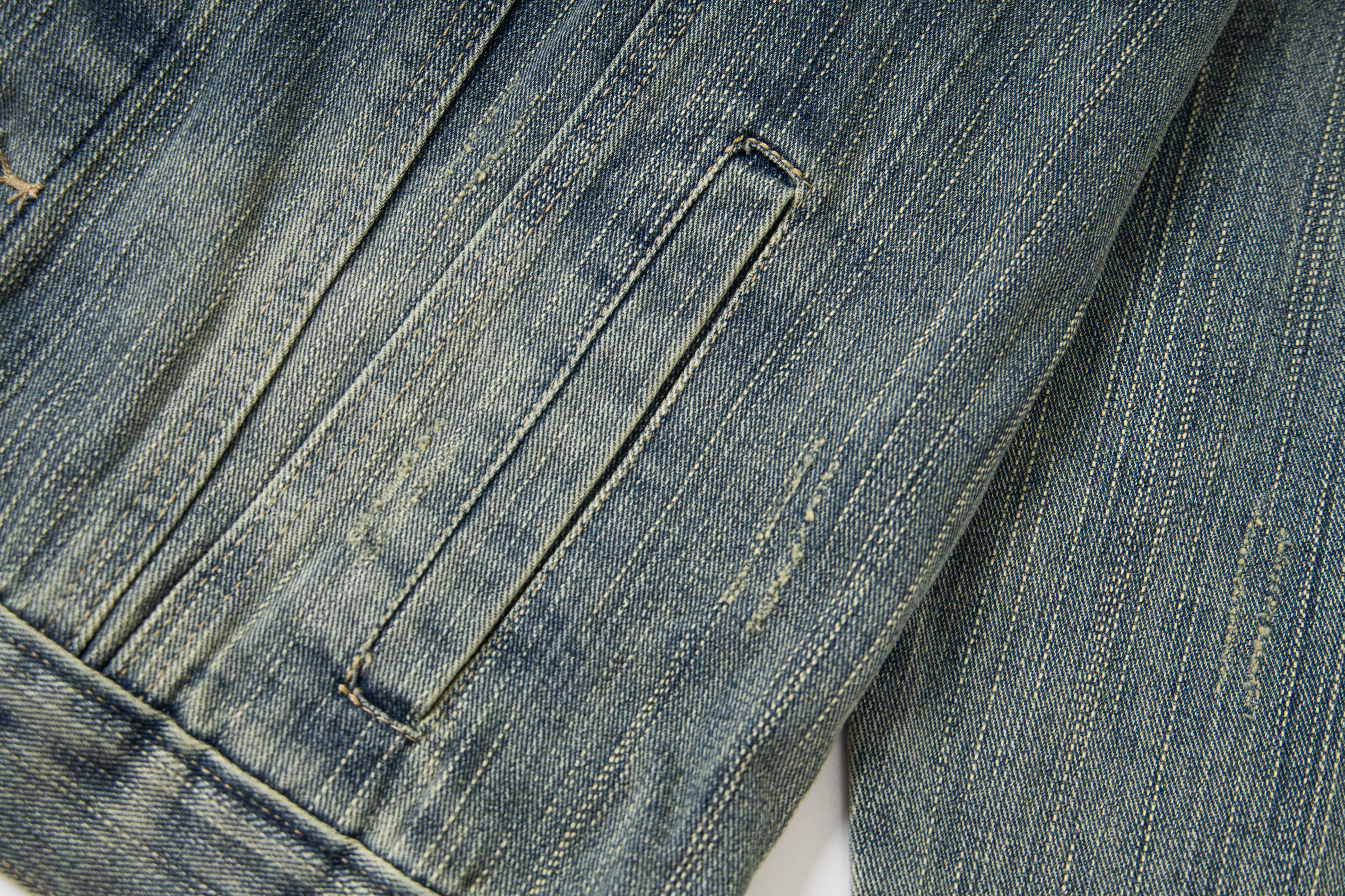 🅿️280 New model number: B154 Balenciaga washed distressed back denim jacket with rhinestone lettering logo 1️⃣Using high-quality denim fabric washing process, the upper body is soft, comfortable and extremely delicate after washing. It feels solid, smooth and soft. The fabric has the characteristics of being wrinkle-free and has an invincible feel. The details are perfectly handled! 2️⃣It is very youthful and energetic, and can be easily worn by both men and women. It is very in line with the fashion aesthetic concepts of today's young people! 3️⃣ A full set of customized accessories, complete with three standards, same style for men and women, a must-have style for couples. Color: Denim Blue Size: S, M, L, XL