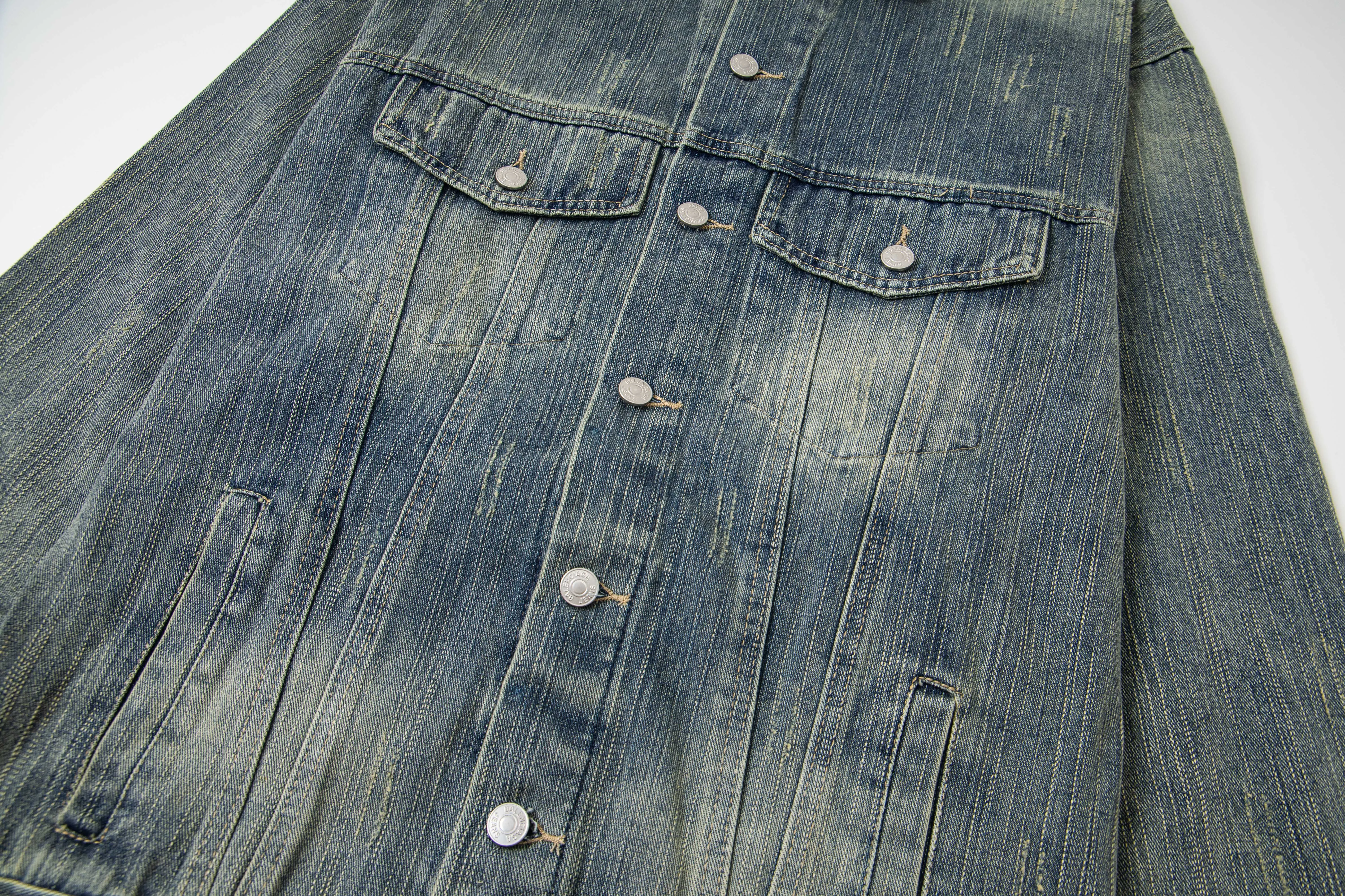 🅿️280 New model number: B154 Balenciaga washed distressed back denim jacket with rhinestone lettering logo 1️⃣Using high-quality denim fabric washing process, the upper body is soft, comfortable and extremely delicate after washing. It feels solid, smooth and soft. The fabric has the characteristics of being wrinkle-free and has an invincible feel. The details are perfectly handled! 2️⃣It is very youthful and energetic, and can be easily worn by both men and women. It is very in line with the fashion aesthetic concepts of today's young people! 3️⃣ A full set of customized accessories, complete with three standards, same style for men and women, a must-have style for couples. Color: Denim Blue Size: S, M, L, XL
