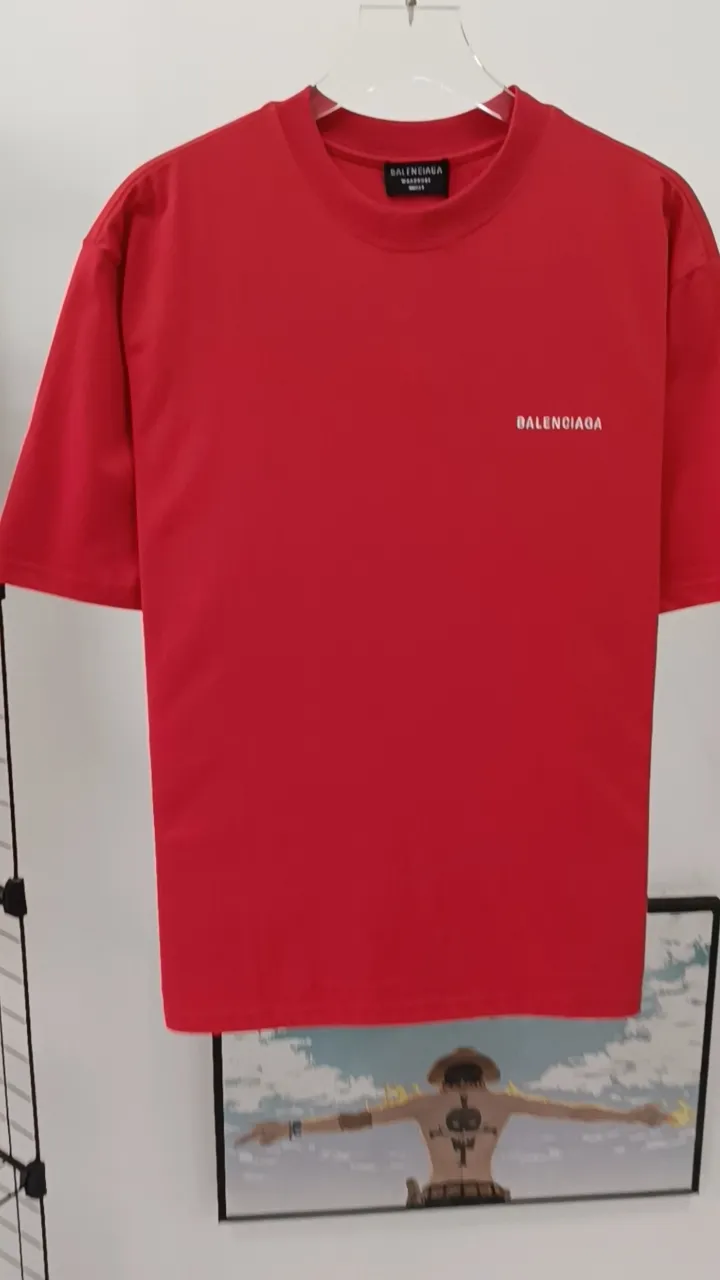 Frontal real-shot video————The top tested version of BALENCIAGA with large LOGO basic letters on the back, pure cotton loose fit for male and female couples, the same fashion brand high-end short-sleeved T-shirt. The god of simplicity in Paris, a volume sought after by many stars. Lisa’s favorite basic short-sleeved Paris style, which has a very high appearance rate. Wear alone, paired with jeans, shorts, and sweatpants, it's a versatile style. Xiaohongshu, a hot item on INS, a must-have for Paris fans. The logo slogan on the back is made of Tajima embroidery technology. Please pay attention to the importance of the version. Don't make a pattern based on the pictures. If you don't have the original version, you won't be able to make it look one to one like the original version. At most, you can just make a look. It's just a piece of clothing without a soul. The fabric is made of 24S 260g double yarn pure cotton fabric. The threads and fabric are custom woven and dyed in the same style, without color difference.  A complete set of customized tags, collar tags, washed, plastic bags, and most importantly, a complete set of bags, tag codes, and codes are all authentic.  Color: White Black Royal Blue Apricot Floral Gray Pink Beige Chinese Red Deep Sea Blue Purple Size: XS-L P:250