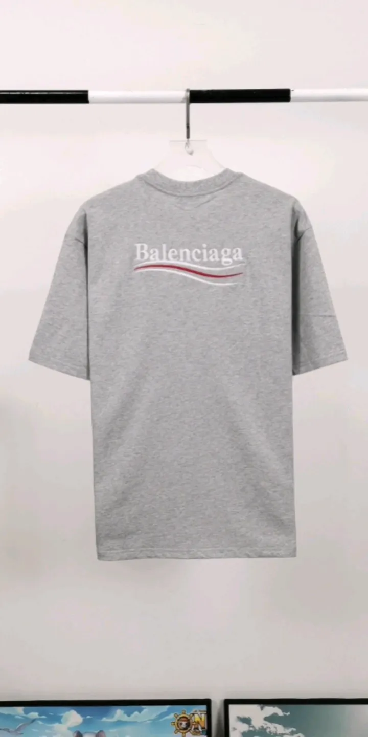 Real shot of the video - the top tested version of Balenciaga BALENCIAGA Cola Mailang embroidered printed short-sleeved T-shirts for male and female couples celebrities. Three colors are available, ensuring the same fabric as the original version, no color difference! Customized dyeing in a package! INS, Xiaohongshu’s popular style, classics that never fade away! The king of orders in Spain, the fried chicken is highly recommended! 32S 280g pure cotton double yarn fabric, comfortable and wide! Full of drape! The printing uses Tajima embroidery machine imported from Japan, which is known as the fighter among embroidery machines. The embroidery is meticulous, with no threads or skipped threads, the printing and embroidery are full and fine, and the letter spacing is consistent with ZP! Wearing it gives you full confidence and peace of mind! The labels and washes are all correct! On behalf of G at the same level! Consistent packaging at the counter!  Size: XS-L Color: Beige, taro purple, active gray, light hemp gray P:260