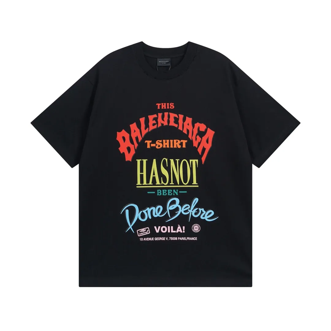 🅿️200 Detailed Picture [Top version. Official website quality] BALENCI*GA/Paris. 2024 new style, foam printed letters on the chest, washed and distressed short-sleeved T-shirt, 2024 new style. All pattern details, color, Y plate customization. Jubie market currency. Brick cabinets are synchronized. Genuine products are developed at the first time, and you can print and compare! The fabric is made of Paris ZP custom-woven and dyed cotton double yarn. Weighing 260 grams, the cloth surface is clean. The cloth pattern is clear, soft and comfortable. The threads are dyed with no color difference. The printing uses environmentally friendly imported foam printing, with clear letters and three-dimensional effect. The entire garment is washed, distressed and worn. The version adopts OS loose shoulder design. Same style for men and women. Code: BL223377 Color: black, pink, rice. Size: XS to L