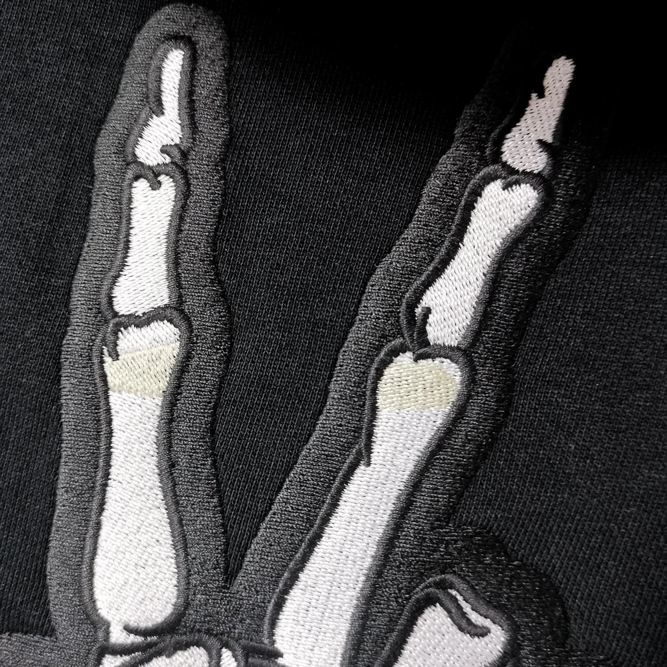 Additional details - the top tested version BALENCIAGA yellow dissolved smiley back skull scissor hand logo Balenciaga male and female couple loose cotton autumn and winter hoodie hooded sweatshirt 100% original development of special printing technology, embroidery design, fabric, version. The fabric is made of 480g combed cotton fabric, which is full of drape, warm and comfortable! Melting smiley face printing on the front panel: It mainly uses extremely green and environmentally friendly printing silica gel. Silica gel is a highly active adsorption material and is an amorphous substance. Insoluble in water and any solvent, non-toxic and odorless. Special transparent glue is printed on the surface, which has the original viscosity effect. The high transparency does not affect the color glue effect. Back panel skull pattern embroidery: The embroidery thread is made of mercerized material, which is more flexible and glossy than ordinary embroidery thread. The front and rear craftsmanship is restored 1V1, and the version has a classic dropped shoulder oversize design. Color: Black White Size: XS-L P:470