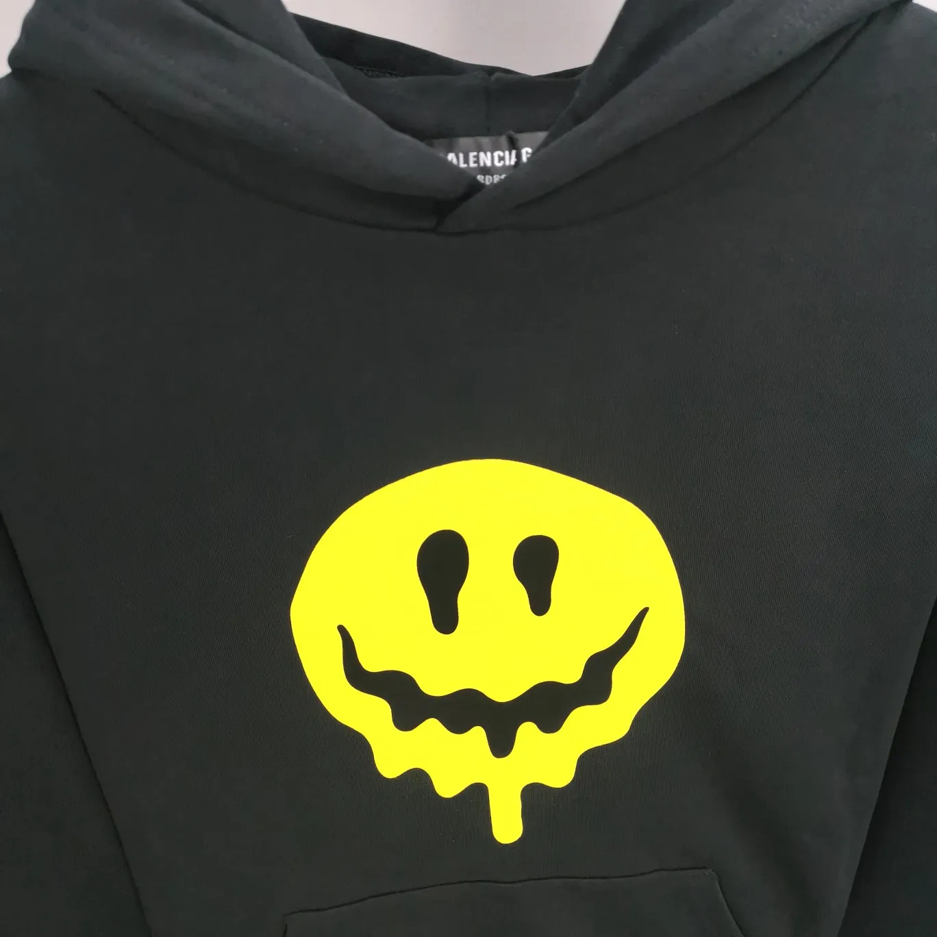 Additional details - the top tested version BALENCIAGA yellow dissolved smiley back skull scissor hand logo Balenciaga male and female couple loose cotton autumn and winter hoodie hooded sweatshirt 100% original development of special printing technology, embroidery design, fabric, version. The fabric is made of 480g combed cotton fabric, which is full of drape, warm and comfortable! Melting smiley face printing on the front panel: It mainly uses extremely green and environmentally friendly printing silica gel. Silica gel is a highly active adsorption material and is an amorphous substance. Insoluble in water and any solvent, non-toxic and odorless. Special transparent glue is printed on the surface, which has the original viscosity effect. The high transparency does not affect the color glue effect. Back panel skull pattern embroidery: The embroidery thread is made of mercerized material, which is more flexible and glossy than ordinary embroidery thread. The front and rear craftsmanship is restored 1V1, and the version has a classic dropped shoulder oversize design. Color: Black White Size: XS-L P:470