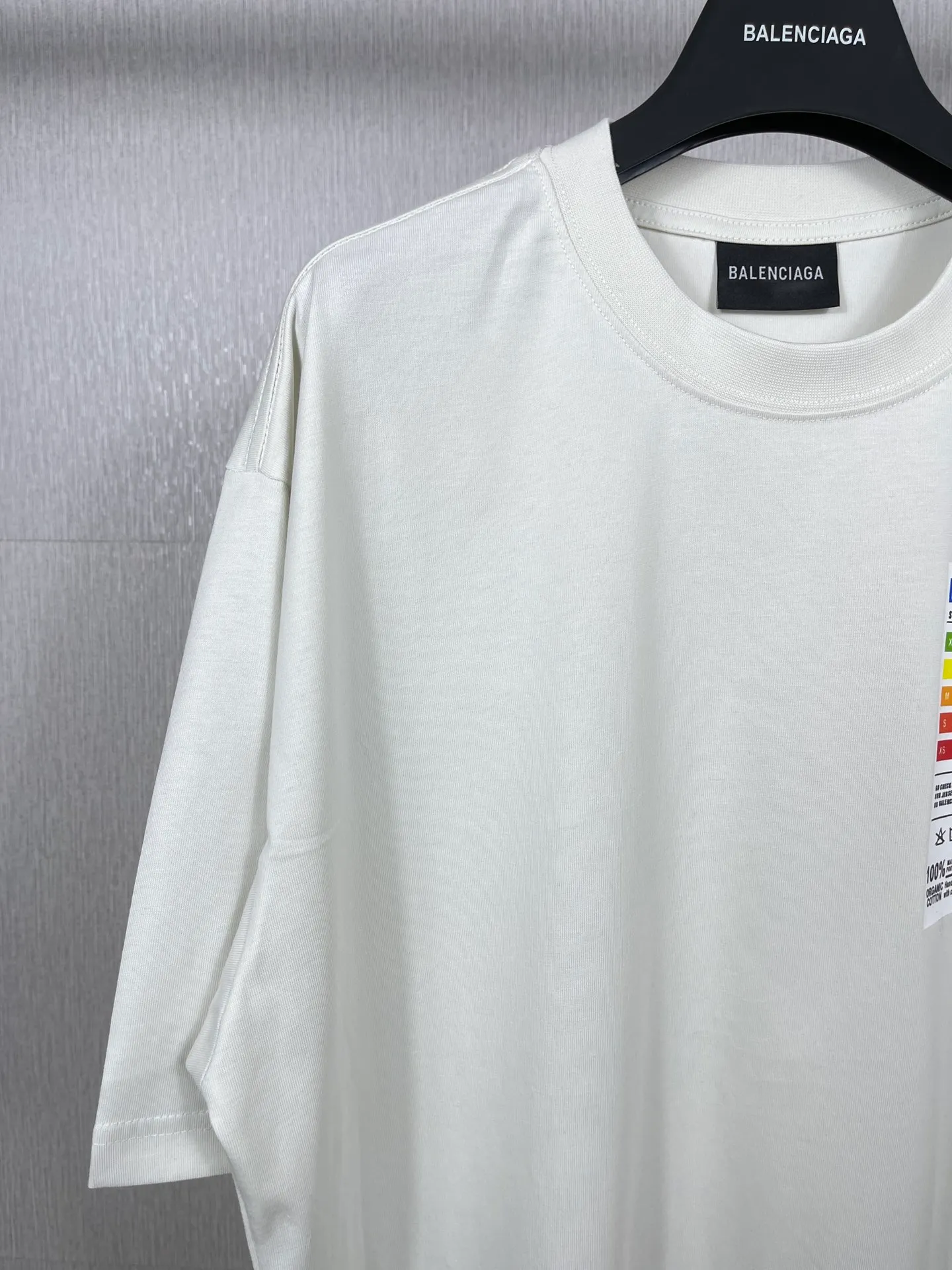 🅿️176 Real photos [Top version. Official website quality] BALENCI*GA/Paris BALENCI*GA# 2023 spring and summer new style, refrigerator energy meter environmental protection logo short-sleeved T-shirt. 2023 spring and summer new product. Brick cabinet synchronization. The fabric is made of Paris ZP custom-woven and dyed 100% cotton double yarn compact cotton. The weight is 260 grams. The cloth surface is clean. The cloth pattern is clear. Soft and comfortable. Good color fastness. Not easy to change color. The threads are woven and dyed with no color difference. The printing uses imported environmentally friendly rubber paddles, cutting piece positioning, precision stencils, fine LOGO letters, clear letters, no burrs. The effect is three-dimensional, which is different from ordinary printing in the market. Restore brick cabinets. Comparisons welcome. The version adopts OS loose shoulder design. Same style for men and women. Code: BL223097 Color: Black. Beige Size: XS to L