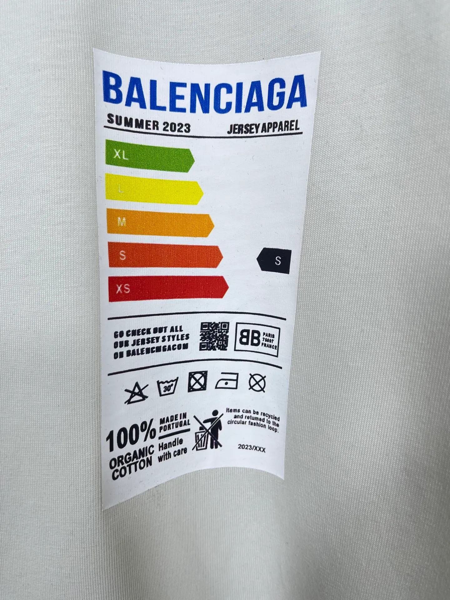 🅿️176 Real photos [Top version. Official website quality] BALENCI*GA/Paris BALENCI*GA# 2023 spring and summer new style, refrigerator energy meter environmental protection logo short-sleeved T-shirt. 2023 spring and summer new product. Brick cabinet synchronization. The fabric is made of Paris ZP custom-woven and dyed 100% cotton double yarn compact cotton. The weight is 260 grams. The cloth surface is clean. The cloth pattern is clear. Soft and comfortable. Good color fastness. Not easy to change color. The threads are woven and dyed with no color difference. The printing uses imported environmentally friendly rubber paddles, cutting piece positioning, precision stencils, fine LOGO letters, clear letters, no burrs. The effect is three-dimensional, which is different from ordinary printing in the market. Restore brick cabinets. Comparisons welcome. The version adopts OS loose shoulder design. Same style for men and women. Code: BL223097 Color: Black. Beige Size: XS to L