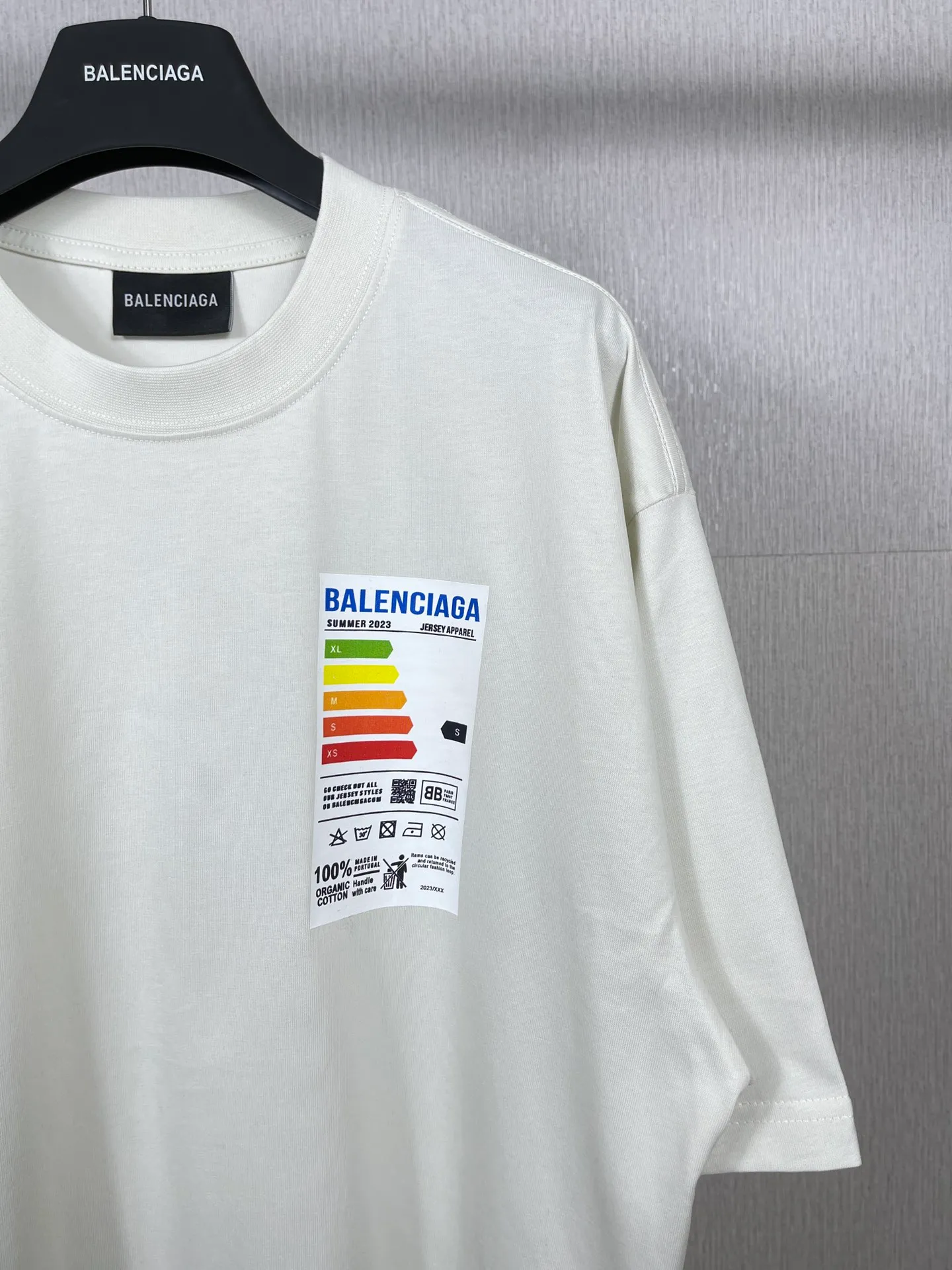 🅿️176 Real photos [Top version. Official website quality] BALENCI*GA/Paris BALENCI*GA# 2023 spring and summer new style, refrigerator energy meter environmental protection logo short-sleeved T-shirt. 2023 spring and summer new product. Brick cabinet synchronization. The fabric is made of Paris ZP custom-woven and dyed 100% cotton double yarn compact cotton. The weight is 260 grams. The cloth surface is clean. The cloth pattern is clear. Soft and comfortable. Good color fastness. Not easy to change color. The threads are woven and dyed with no color difference. The printing uses imported environmentally friendly rubber paddles, cutting piece positioning, precision stencils, fine LOGO letters, clear letters, no burrs. The effect is three-dimensional, which is different from ordinary printing in the market. Restore brick cabinets. Comparisons welcome. The version adopts OS loose shoulder design. Same style for men and women. Code: BL223097 Color: Black. Beige Size: XS to L