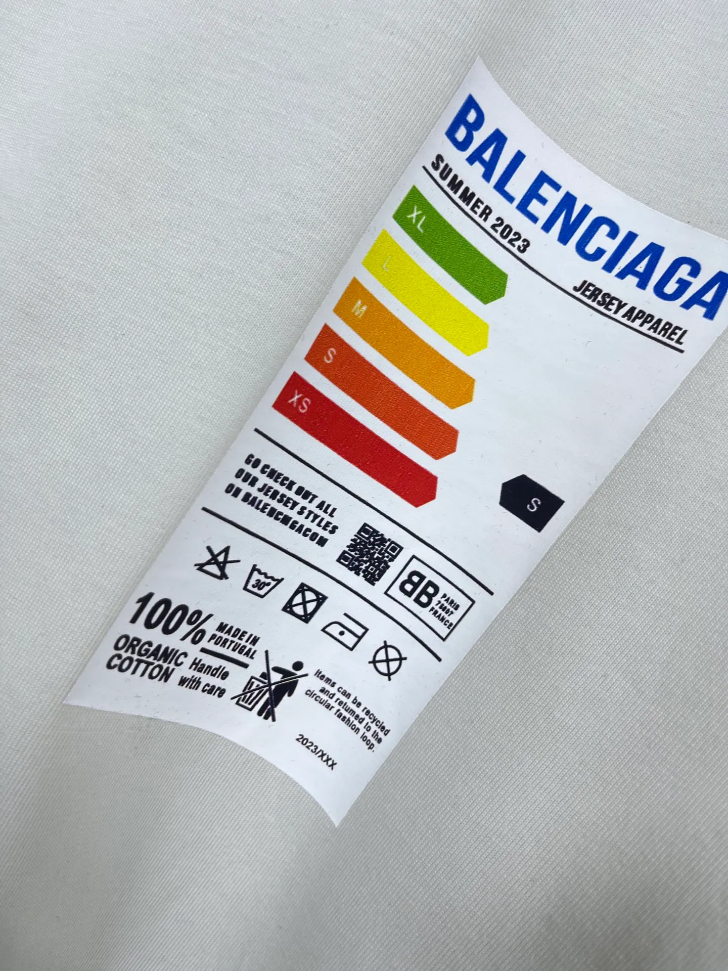 🅿️176 Real photos [Top version. Official website quality] BALENCI*GA/Paris BALENCI*GA# 2023 spring and summer new style, refrigerator energy meter environmental protection logo short-sleeved T-shirt. 2023 spring and summer new product. Brick cabinet synchronization. The fabric is made of Paris ZP custom-woven and dyed 100% cotton double yarn compact cotton. The weight is 260 grams. The cloth surface is clean. The cloth pattern is clear. Soft and comfortable. Good color fastness. Not easy to change color. The threads are woven and dyed with no color difference. The printing uses imported environmentally friendly rubber paddles, cutting piece positioning, precision stencils, fine LOGO letters, clear letters, no burrs. The effect is three-dimensional, which is different from ordinary printing in the market. Restore brick cabinets. Comparisons welcome. The version adopts OS loose shoulder design. Same style for men and women. Code: BL223097 Color: Black. Beige Size: XS to L