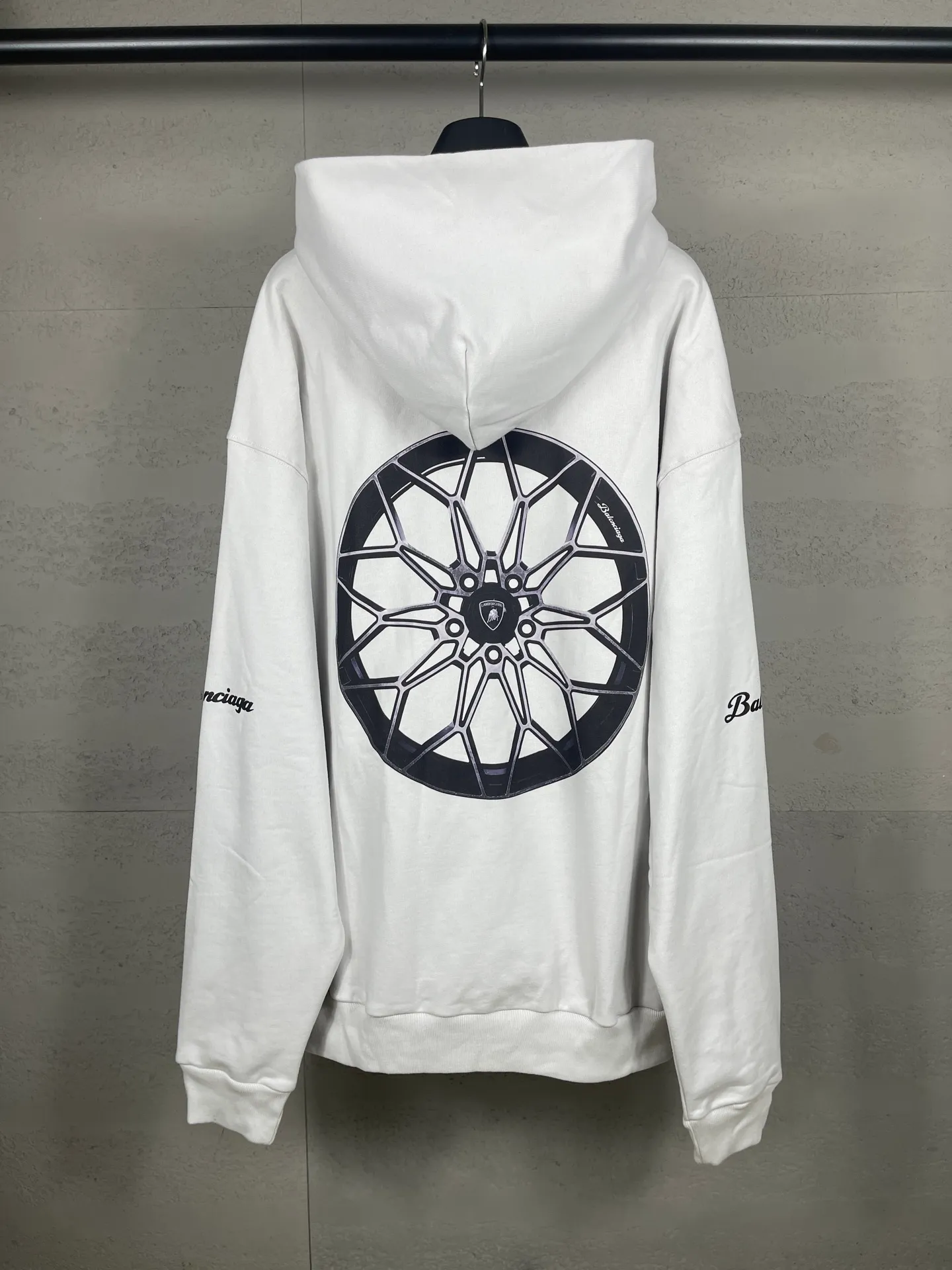 🅿️360 real photos [Top version. Official website quality] BALENCI*GA/Paris co-branded Lamborghini Lamborghini front and back left and right sleeve direct-injection printed hooded sweatshirt SS25 latest model. Research and development at the first time, different market currencies. Comparisons welcome. The fabric is made of Paris ZP custom-woven and dyed cotton sweatshirt. Weighing 460 grams, the cloth surface is clean. The cloth pattern is clear, soft and comfortable. The threads are dyed with no color difference. Printing adopts computer direct printing. The pattern letters are clear, three-dimensional and without burrs. Jubie market produces pictures based on pictures. Welcome to compare. The version adopts OS loose shoulder design. Same style for men and women. Code: BL259931 Color: white gray, Size: XS S M L