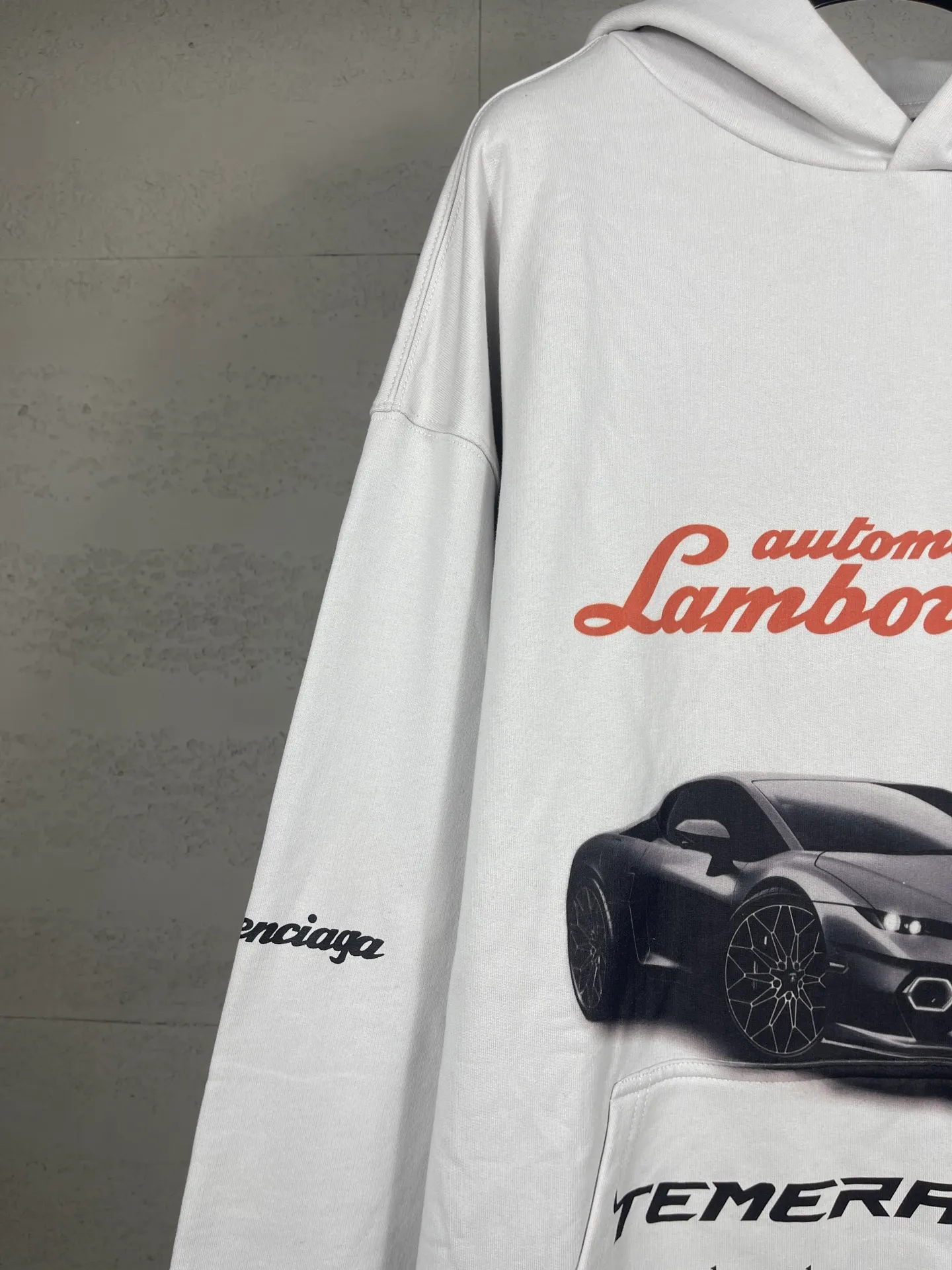 🅿️360 real photos [Top version. Official website quality] BALENCI*GA/Paris co-branded Lamborghini Lamborghini front and back left and right sleeve direct-injection printed hooded sweatshirt SS25 latest model. Research and development at the first time, different market currencies. Comparisons welcome. The fabric is made of Paris ZP custom-woven and dyed cotton sweatshirt. Weighing 460 grams, the cloth surface is clean. The cloth pattern is clear, soft and comfortable. The threads are dyed with no color difference. Printing adopts computer direct printing. The pattern letters are clear, three-dimensional and without burrs. Jubie market produces pictures based on pictures. Welcome to compare. The version adopts OS loose shoulder design. Same style for men and women. Code: BL259931 Color: white gray, Size: XS S M L