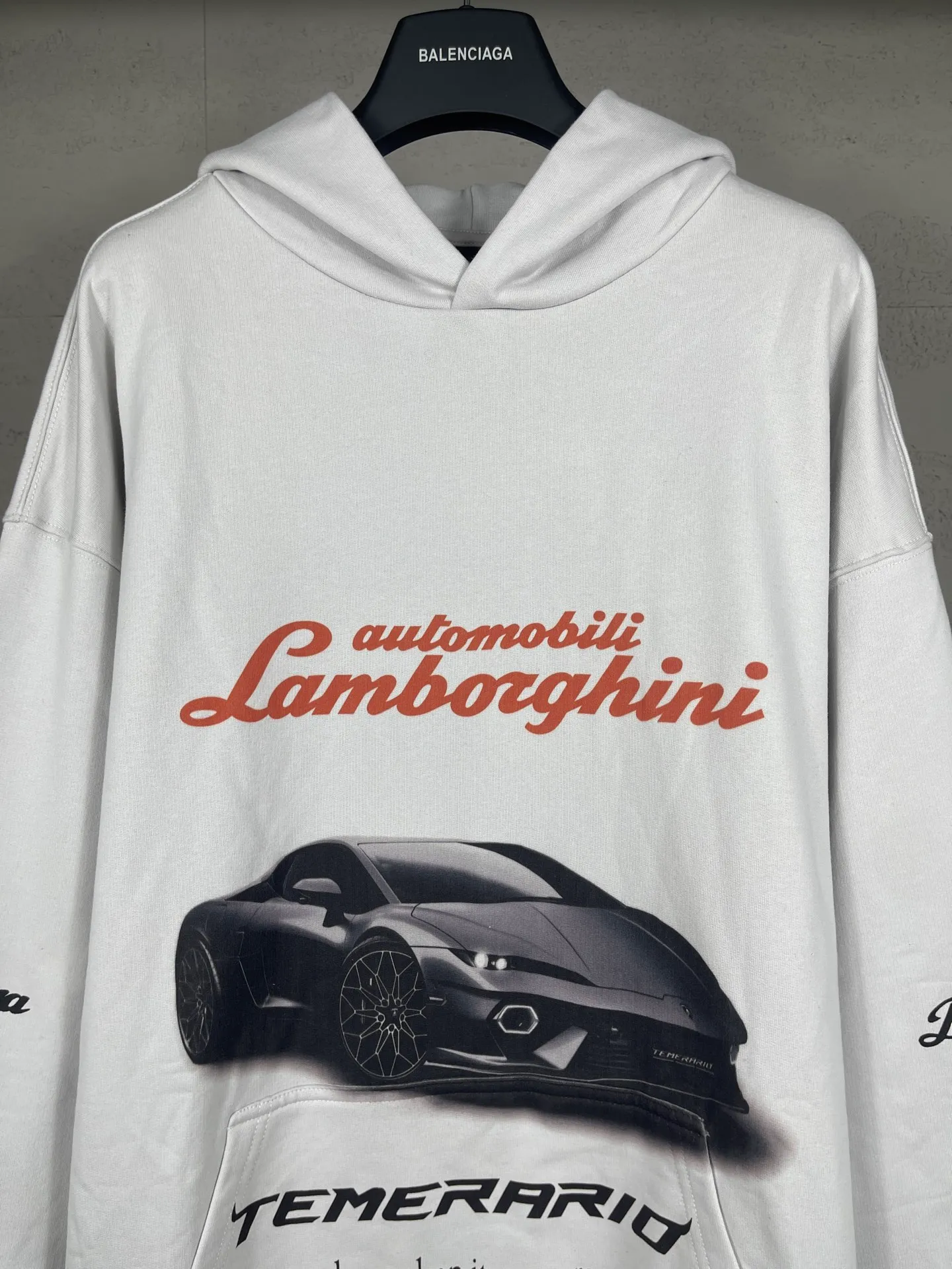 🅿️360 real photos [Top version. Official website quality] BALENCI*GA/Paris co-branded Lamborghini Lamborghini front and back left and right sleeve direct-injection printed hooded sweatshirt SS25 latest model. Research and development at the first time, different market currencies. Comparisons welcome. The fabric is made of Paris ZP custom-woven and dyed cotton sweatshirt. Weighing 460 grams, the cloth surface is clean. The cloth pattern is clear, soft and comfortable. The threads are dyed with no color difference. Printing adopts computer direct printing. The pattern letters are clear, three-dimensional and without burrs. Jubie market produces pictures based on pictures. Welcome to compare. The version adopts OS loose shoulder design. Same style for men and women. Code: BL259931 Color: white gray, Size: XS S M L