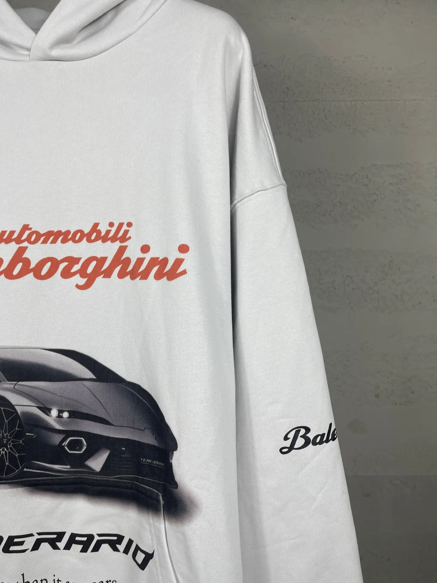 🅿️360 real photos [Top version. Official website quality] BALENCI*GA/Paris co-branded Lamborghini Lamborghini front and back left and right sleeve direct-injection printed hooded sweatshirt SS25 latest model. Research and development at the first time, different market currencies. Comparisons welcome. The fabric is made of Paris ZP custom-woven and dyed cotton sweatshirt. Weighing 460 grams, the cloth surface is clean. The cloth pattern is clear, soft and comfortable. The threads are dyed with no color difference. Printing adopts computer direct printing. The pattern letters are clear, three-dimensional and without burrs. Jubie market produces pictures based on pictures. Welcome to compare. The version adopts OS loose shoulder design. Same style for men and women. Code: BL259931 Color: white gray, Size: XS S M L
