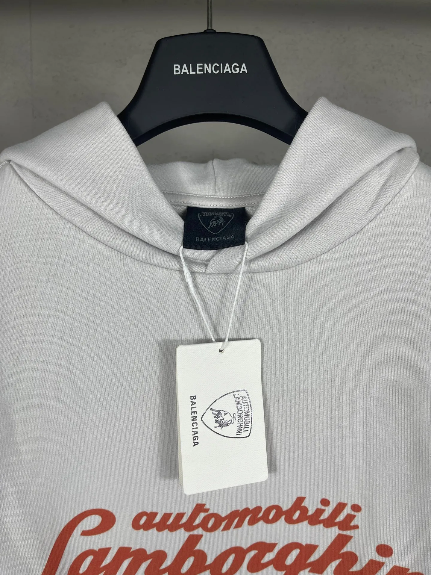 🅿️360 real photos [Top version. Official website quality] BALENCI*GA/Paris co-branded Lamborghini Lamborghini front and back left and right sleeve direct-injection printed hooded sweatshirt SS25 latest model. Research and development at the first time, different market currencies. Comparisons welcome. The fabric is made of Paris ZP custom-woven and dyed cotton sweatshirt. Weighing 460 grams, the cloth surface is clean. The cloth pattern is clear, soft and comfortable. The threads are dyed with no color difference. Printing adopts computer direct printing. The pattern letters are clear, three-dimensional and without burrs. Jubie market produces pictures based on pictures. Welcome to compare. The version adopts OS loose shoulder design. Same style for men and women. Code: BL259931 Color: white gray, Size: XS S M L