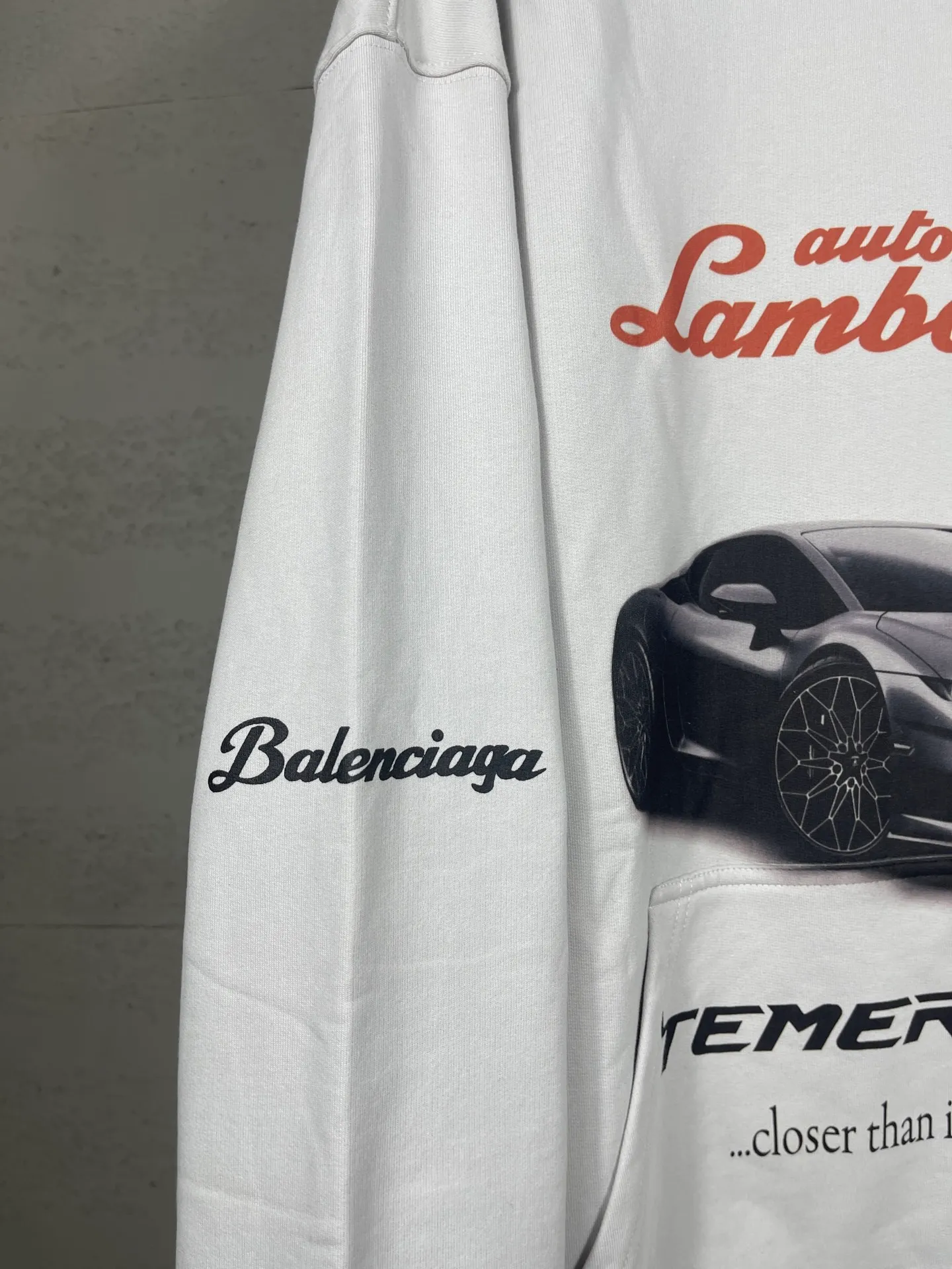 🅿️360 real photos [Top version. Official website quality] BALENCI*GA/Paris co-branded Lamborghini Lamborghini front and back left and right sleeve direct-injection printed hooded sweatshirt SS25 latest model. Research and development at the first time, different market currencies. Comparisons welcome. The fabric is made of Paris ZP custom-woven and dyed cotton sweatshirt. Weighing 460 grams, the cloth surface is clean. The cloth pattern is clear, soft and comfortable. The threads are dyed with no color difference. Printing adopts computer direct printing. The pattern letters are clear, three-dimensional and without burrs. Jubie market produces pictures based on pictures. Welcome to compare. The version adopts OS loose shoulder design. Same style for men and women. Code: BL259931 Color: white gray, Size: XS S M L