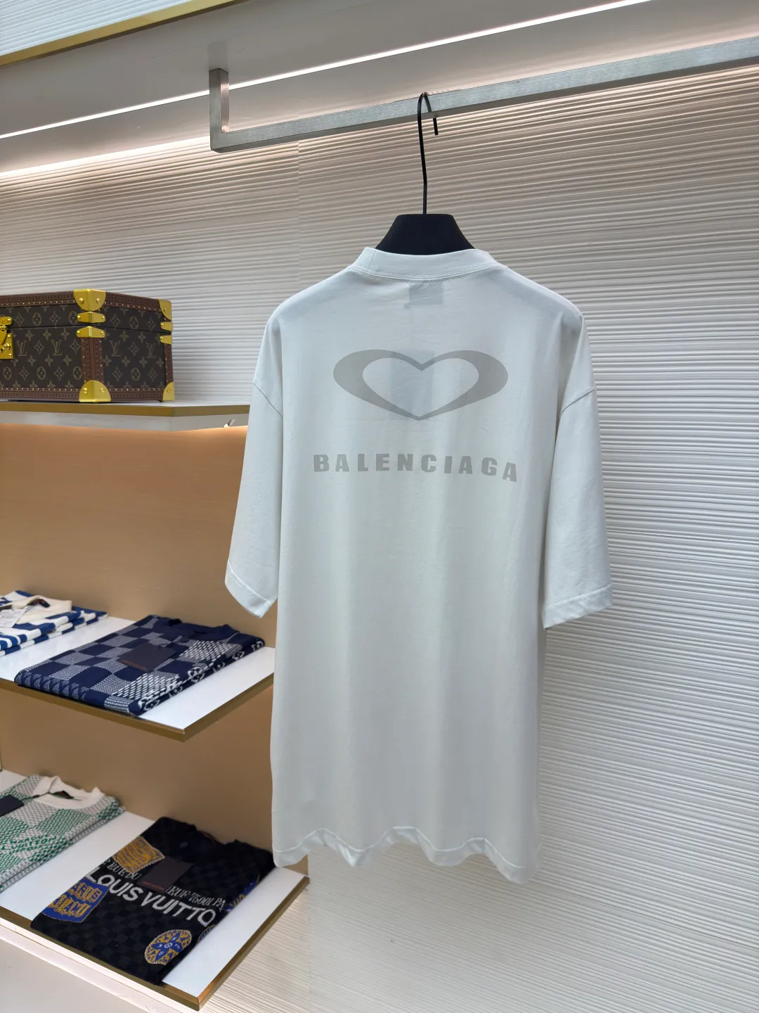 Balenciaga Paris Chinese Valentine's Day limited edition ●Authentic product: 6599 purchase and development ●Item number: 1680002-A00 ●Fabric: custom-dyed pure cotton fabric ●Technology: embroidery production ●Version: loose version ●Weight: about 245 grams ●Size: XS-S-M-L ●Description: The fabric is made of Paris ZP custom-woven and custom-dyed cotton double yarn. Weighing 260 grams, the cloth surface is clean. The cloth pattern is clear, soft and comfortable, and the threads are dyed with no color difference. The embroidery is done using imported Tajima embroidery machines. The printing uses environmentally friendly imported rubber paddles. The letters are clear and the effect is three-dimensional. The version adopts OS loose shoulder design. The same style for men and women. The overall wiring is straight and delicate, the fabric is comfortable and soft, and the color is consistent without color difference. It can be matched with the same style to create a fashionable look and control various occasions. Customized accessories, complete with three standards, same style for men and women!