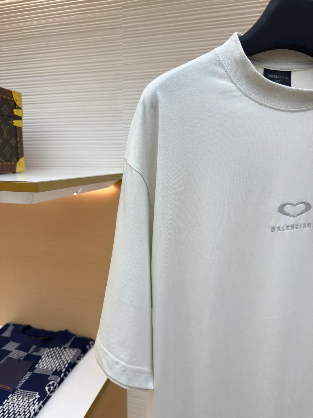 Balenciaga Paris Chinese Valentine's Day limited edition ●Authentic product: 6599 purchase and development ●Item number: 1680002-A00 ●Fabric: custom-dyed pure cotton fabric ●Technology: embroidery production ●Version: loose version ●Weight: about 245 grams ●Size: XS-S-M-L ●Description: The fabric is made of Paris ZP custom-woven and custom-dyed cotton double yarn. Weighing 260 grams, the cloth surface is clean. The cloth pattern is clear, soft and comfortable, and the threads are dyed with no color difference. The embroidery is done using imported Tajima embroidery machines. The printing uses environmentally friendly imported rubber paddles. The letters are clear and the effect is three-dimensional. The version adopts OS loose shoulder design. The same style for men and women. The overall wiring is straight and delicate, the fabric is comfortable and soft, and the color is consistent without color difference. It can be matched with the same style to create a fashionable look and control various occasions. Customized accessories, complete with three standards, same style for men and women!