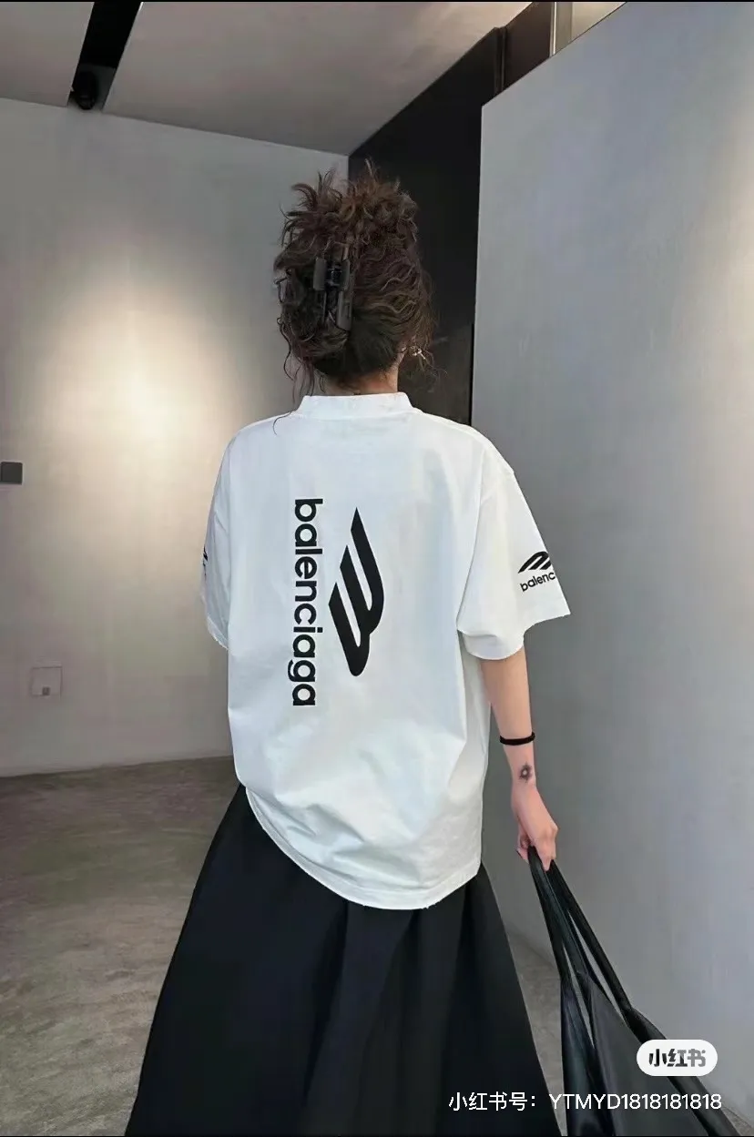 ♻️💯Reference model picture for the upper body❤️Top tested version BALENCIAGA/Balenciaga 2024 SS large LOGO printed ski series short-sleeved T-shirt ✅No.1 quality in this market Real ceiling quality ✅All original development drawings pay attention to details to avoid mixed use of stolen pictures ✅Correct 260g custom-woven and dyed double yarn pure cotton fabric Custom-dyed threads without color difference ✅Correct imported material printing Conley machine white ink direct injection process The letters are clear and three-dimensional Strong and does not fall off. ✅ Overweight craftsmanship. The original version is the same. Different market currency. Let me explain why mine is a little more expensive than others. 1. It seems to be a simple printing or embroidery. In fact, it is not simple at all. 10000% imported machine restoration. It is not just words. You are welcome to compare with peers. 2. Each model is produced by the company. The details of the workmanship and fabrics are consistent with the original ones. There is no color difference between the guarantee and the counter. Re-engraving is not terrible. Whoever is fake is embarrassed. It’s not shameful to make a replica, it’s shameful if you can’t buy the correct version if you make a replica. 3. Note that the threaded collars are all original collars of certain countries and regions, with high wrapping. The width of the neckline and cabinets are accurate to the millimeter. Thick necklines are not easy to deform. The collars of high-end products are all restored cabinets. They are different from the big collars in the world. Ordinary garbage short-sleeves are printed with a print. The clavicle of the upper body is exposed. Please be patient. Customers who have bought genuine products or have seen genuine products will come back to place orders again. This is quality. This is quality. 4. Different styles of washed wheat main wheat, including imported wheat, have different colors and codes. Really restore the counter. As we all know, Balenciaga has different English or different colors on the collar labels of each quarter. This distinguishes the fast food products with the same common main wheat washed wheat. 5. Pay attention to the workmanship. The stitching at the neckline has no folds, smooth and natural without overlapping lines, and truly restores this. This is something that many people cannot do. 6. The fabric is made of 260g Paris-specific double yarn. No one can make better fabrics than my family. There's really no way to compare it with the ordinary version on the market. Respect it. It's genuine and costs thousands of dollars anyway. Don't buy street stalls. Quality 7. The workmanship is fully restored. The packaging is fully restored. The cost is huge. 8. I guarantee here that this is the highest quality you can find. Color: Black Size: XS--L P:260