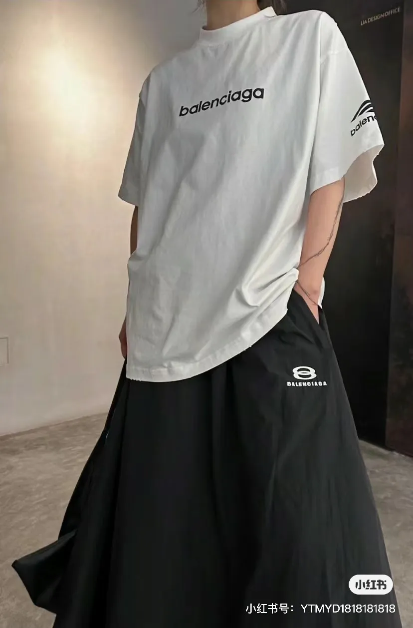 ♻️💯Reference model picture for the upper body❤️Top tested version BALENCIAGA/Balenciaga 2024 SS large LOGO printed ski series short-sleeved T-shirt ✅No.1 quality in this market Real ceiling quality ✅All original development drawings pay attention to details to avoid mixed use of stolen pictures ✅Correct 260g custom-woven and dyed double yarn pure cotton fabric Custom-dyed threads without color difference ✅Correct imported material printing Conley machine white ink direct injection process The letters are clear and three-dimensional Strong and does not fall off. ✅ Overweight craftsmanship. The original version is the same. Different market currency. Let me explain why mine is a little more expensive than others. 1. It seems to be a simple printing or embroidery. In fact, it is not simple at all. 10000% imported machine restoration. It is not just words. You are welcome to compare with peers. 2. Each model is produced by the company. The details of the workmanship and fabrics are consistent with the original ones. There is no color difference between the guarantee and the counter. Re-engraving is not terrible. Whoever is fake is embarrassed. It’s not shameful to make a replica, it’s shameful if you can’t buy the correct version if you make a replica. 3. Note that the threaded collars are all original collars of certain countries and regions, with high wrapping. The width of the neckline and cabinets are accurate to the millimeter. Thick necklines are not easy to deform. The collars of high-end products are all restored cabinets. They are different from the big collars in the world. Ordinary garbage short-sleeves are printed with a print. The clavicle of the upper body is exposed. Please be patient. Customers who have bought genuine products or have seen genuine products will come back to place orders again. This is quality. This is quality. 4. Different styles of washed wheat main wheat, including imported wheat, have different colors and codes. Really restore the counter. As we all know, Balenciaga has different English or different colors on the collar labels of each quarter. This distinguishes the fast food products with the same common main wheat washed wheat. 5. Pay attention to the workmanship. The stitching at the neckline has no folds, smooth and natural without overlapping lines, and truly restores this. This is something that many people cannot do. 6. The fabric is made of 260g Paris-specific double yarn. No one can make better fabrics than my family. There's really no way to compare it with the ordinary version on the market. Respect it. It's genuine and costs thousands of dollars anyway. Don't buy street stalls. Quality 7. The workmanship is fully restored. The packaging is fully restored. The cost is huge. 8. I guarantee here that this is the highest quality you can find. Color: Black Size: XS--L P:260