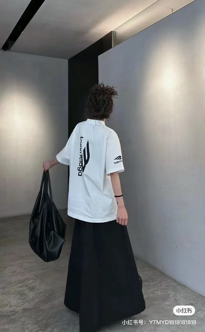 ♻️💯Reference model picture for the upper body❤️Top tested version BALENCIAGA/Balenciaga 2024 SS large LOGO printed ski series short-sleeved T-shirt ✅No.1 quality in this market Real ceiling quality ✅All original development drawings pay attention to details to avoid mixed use of stolen pictures ✅Correct 260g custom-woven and dyed double yarn pure cotton fabric Custom-dyed threads without color difference ✅Correct imported material printing Conley machine white ink direct injection process The letters are clear and three-dimensional Strong and does not fall off. ✅ Overweight craftsmanship. The original version is the same. Different market currency. Let me explain why mine is a little more expensive than others. 1. It seems to be a simple printing or embroidery. In fact, it is not simple at all. 10000% imported machine restoration. It is not just words. You are welcome to compare with peers. 2. Each model is produced by the company. The details of the workmanship and fabrics are consistent with the original ones. There is no color difference between the guarantee and the counter. Re-engraving is not terrible. Whoever is fake is embarrassed. It’s not shameful to make a replica, it’s shameful if you can’t buy the correct version if you make a replica. 3. Note that the threaded collars are all original collars of certain countries and regions, with high wrapping. The width of the neckline and cabinets are accurate to the millimeter. Thick necklines are not easy to deform. The collars of high-end products are all restored cabinets. They are different from the big collars in the world. Ordinary garbage short-sleeves are printed with a print. The clavicle of the upper body is exposed. Please be patient. Customers who have bought genuine products or have seen genuine products will come back to place orders again. This is quality. This is quality. 4. Different styles of washed wheat main wheat, including imported wheat, have different colors and codes. Really restore the counter. As we all know, Balenciaga has different English or different colors on the collar labels of each quarter. This distinguishes the fast food products with the same common main wheat washed wheat. 5. Pay attention to the workmanship. The stitching at the neckline has no folds, smooth and natural without overlapping lines, and truly restores this. This is something that many people cannot do. 6. The fabric is made of 260g Paris-specific double yarn. No one can make better fabrics than my family. There's really no way to compare it with the ordinary version on the market. Respect it. It's genuine and costs thousands of dollars anyway. Don't buy street stalls. Quality 7. The workmanship is fully restored. The packaging is fully restored. The cost is huge. 8. I guarantee here that this is the highest quality you can find. Color: Black Size: XS--L P:260