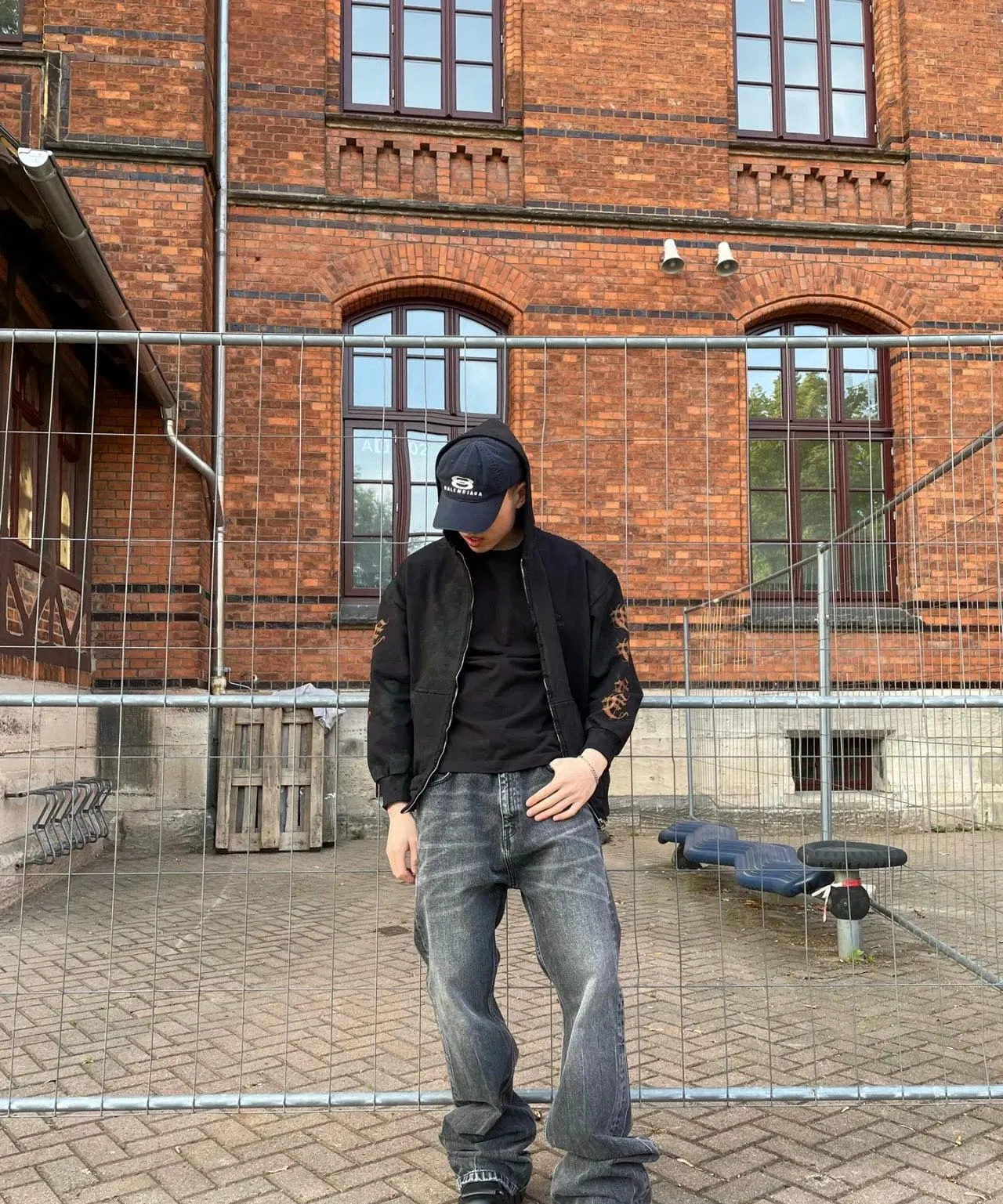 ♻️💯Refer to the model picture for the upper body❤️The top tested version BALENCIAGA Balenciaga SS23 official website catwalk style mud-dyed Sanskrit destruction male and female couple star's same style pure cotton wide zipper jacket sweatshirt. The back printing uses white ink direct injection process. After spraying out a very obvious effect, it is made into a garment and washed, and the fabric printing is washed to a vague nostalgic retro feeling. This is the key soul of this dress!  PS: The printing size and fabric are all the same, only the length of the clothes is ➕ 4 cm! 460 grams of high-end customized fabrics, with excellent washing effect, breathable and thick hand feel. The details are all made by hand polishing and craftsmanship. The original version is matched and not easy to deform. The independent zipper hardware is molded and the ready-to-wear is heavily washed. The color is washed black and the black jacket is the basic foundation. The mud-dyed hand-painted plate matching process on the back presents a Sanskrit letter design that is very classic and versatile. I fell in love with it at first sight. It has been created through multiple processes to create a full sense of high-end. Same style for men and women, complete in three sizes, size: XS-L P:430