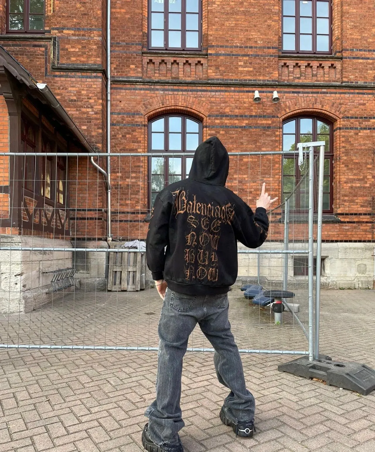 ♻️💯Refer to the model picture for the upper body❤️The top tested version BALENCIAGA Balenciaga SS23 official website catwalk style mud-dyed Sanskrit destruction male and female couple star's same style pure cotton wide zipper jacket sweatshirt. The back printing uses white ink direct injection process. After spraying out a very obvious effect, it is made into a garment and washed, and the fabric printing is washed to a vague nostalgic retro feeling. This is the key soul of this dress!  PS: The printing size and fabric are all the same, only the length of the clothes is ➕ 4 cm! 460 grams of high-end customized fabrics, with excellent washing effect, breathable and thick hand feel. The details are all made by hand polishing and craftsmanship. The original version is matched and not easy to deform. The independent zipper hardware is molded and the ready-to-wear is heavily washed. The color is washed black and the black jacket is the basic foundation. The mud-dyed hand-painted plate matching process on the back presents a Sanskrit letter design that is very classic and versatile. I fell in love with it at first sight. It has been created through multiple processes to create a full sense of high-end. Same style for men and women, complete in three sizes, size: XS-L P:430